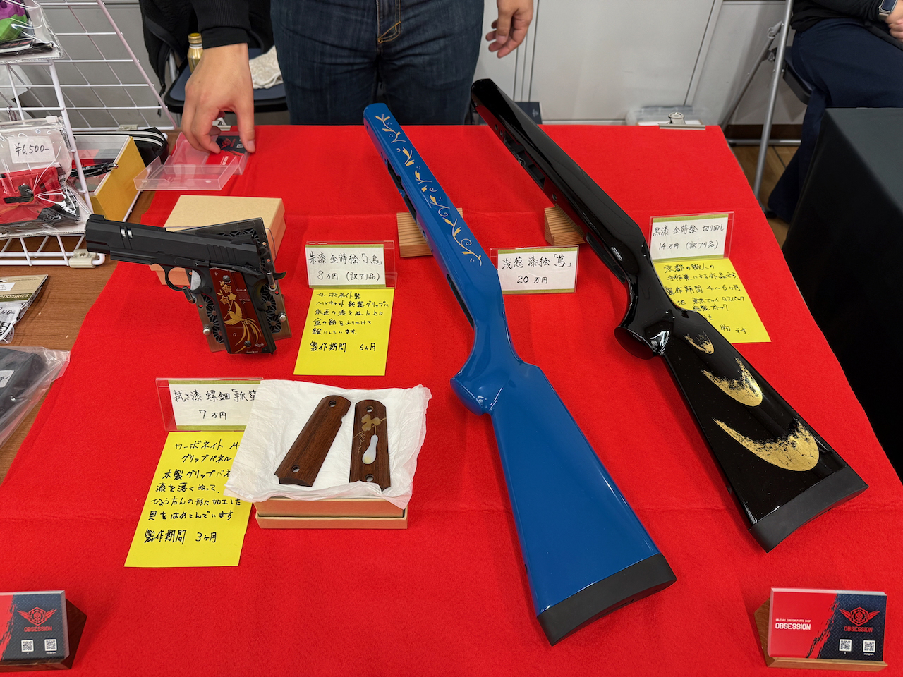 漆を使ったカスタムパーツショップ「OBSESSION」では、Carbon8 M45系 CO2ハンドガン用のグリップパネルや東京マルイのVSR-10用ストックなどが展示。漆塗りということもありハンドガンが2万円、ライフルは7万円ほどとなかなかのお値段