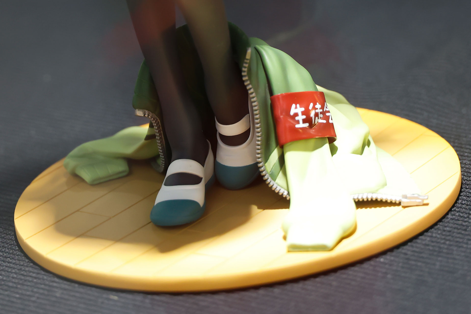 台座は教室の床のようだ