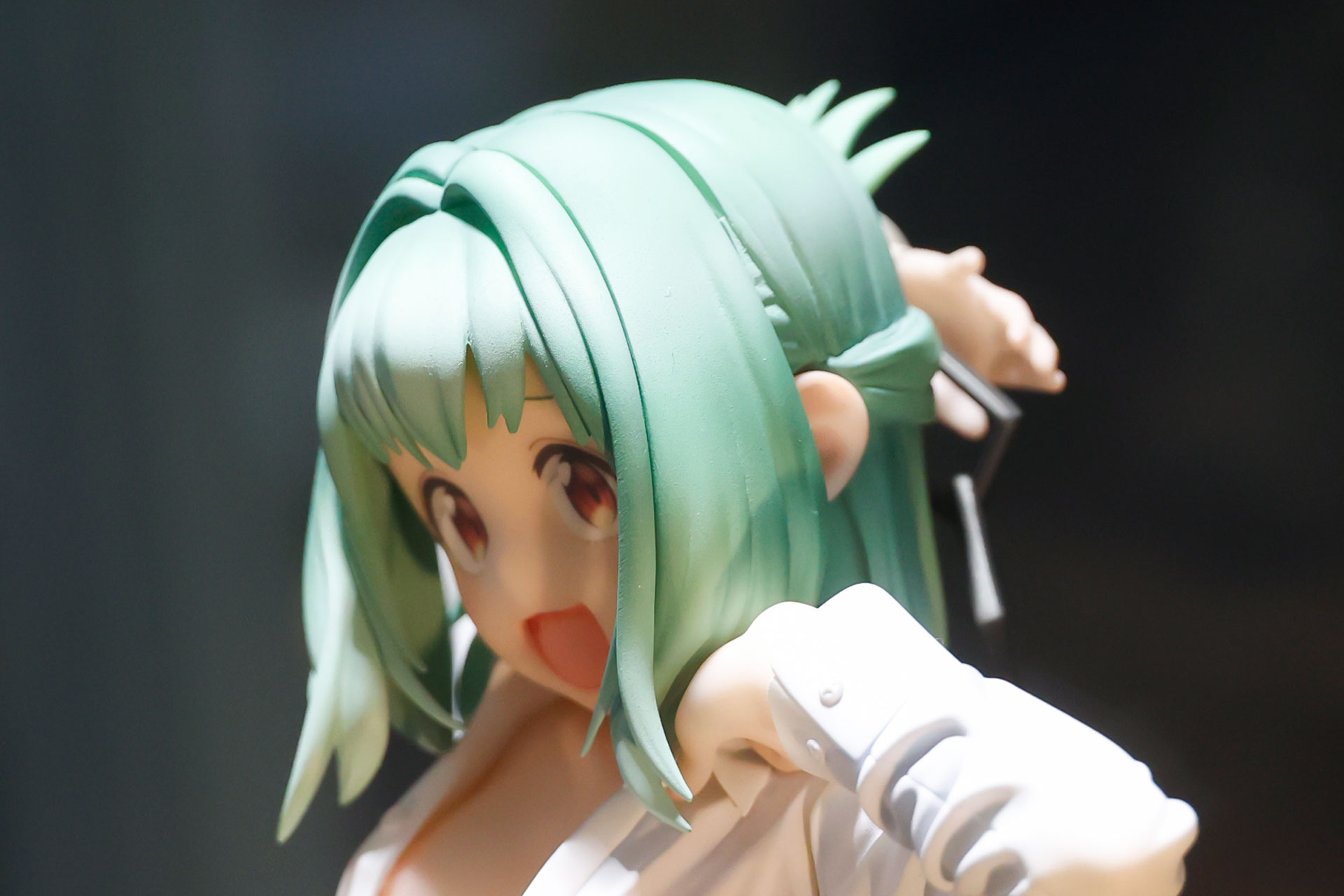 横から見ると耳が少し出ている