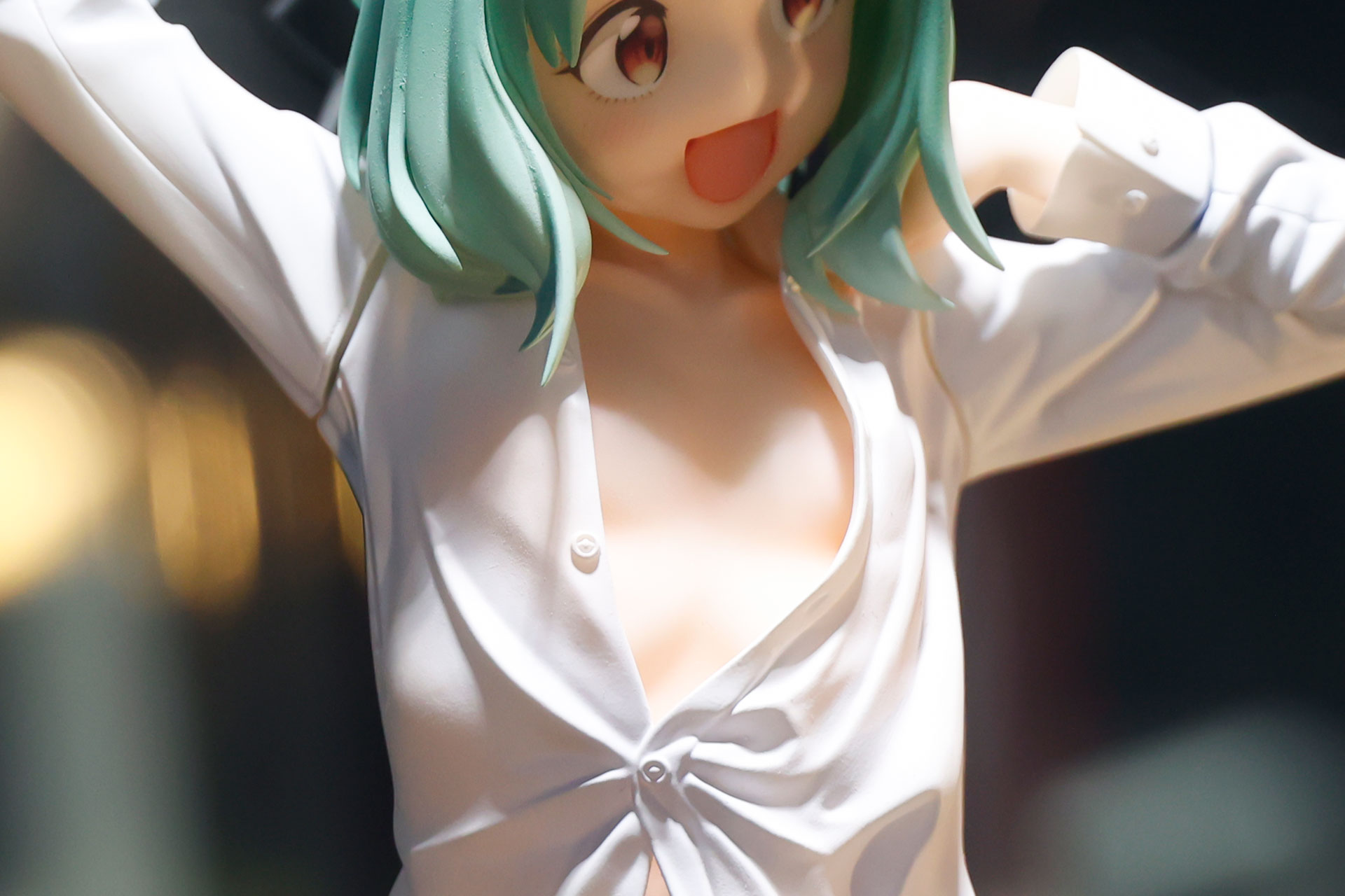 胸元は大きく開いている