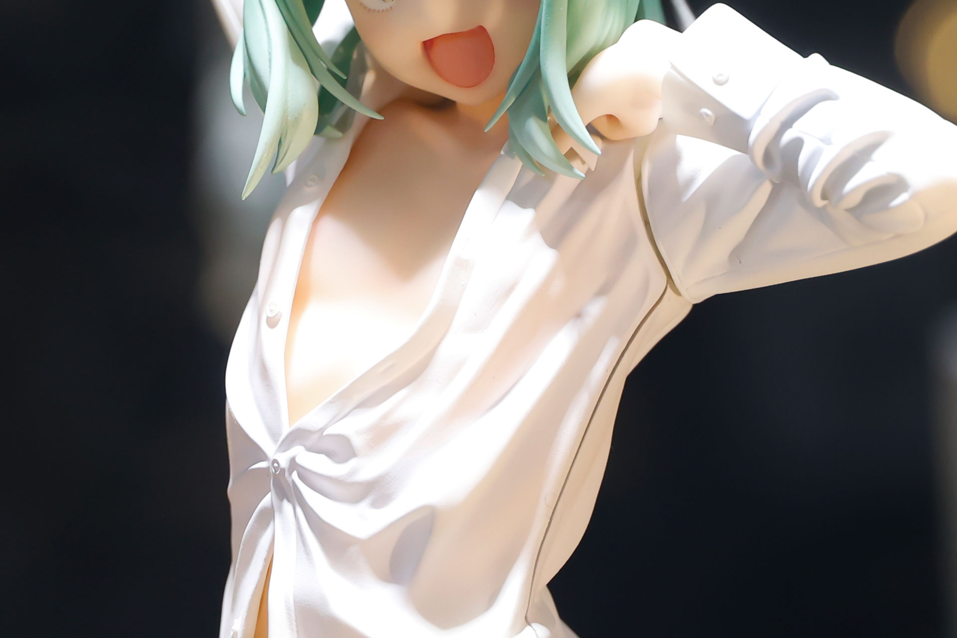 シャツのしわの寄り方も見事だ