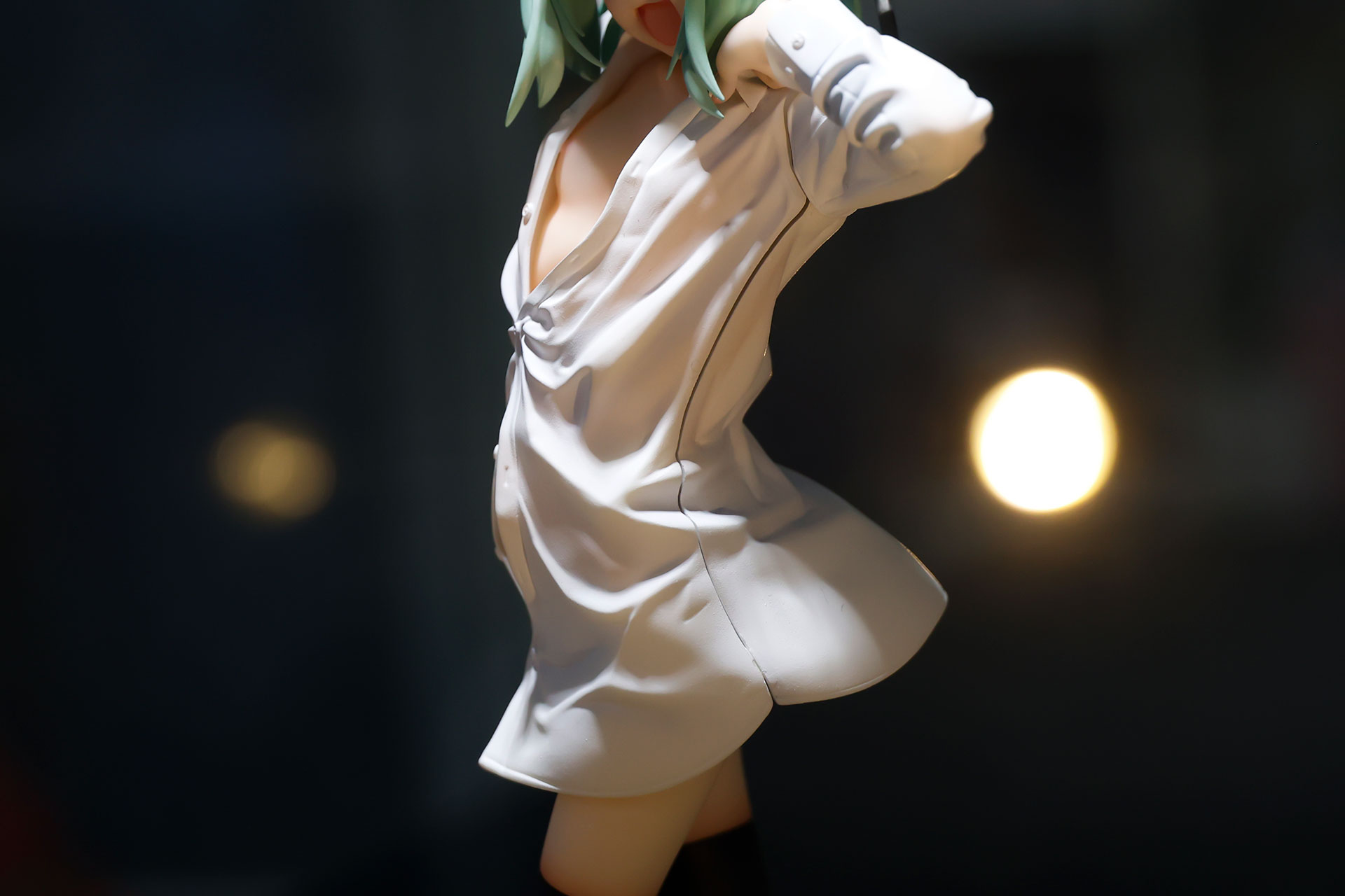 シャツが跳ねたところがドレスのように見える