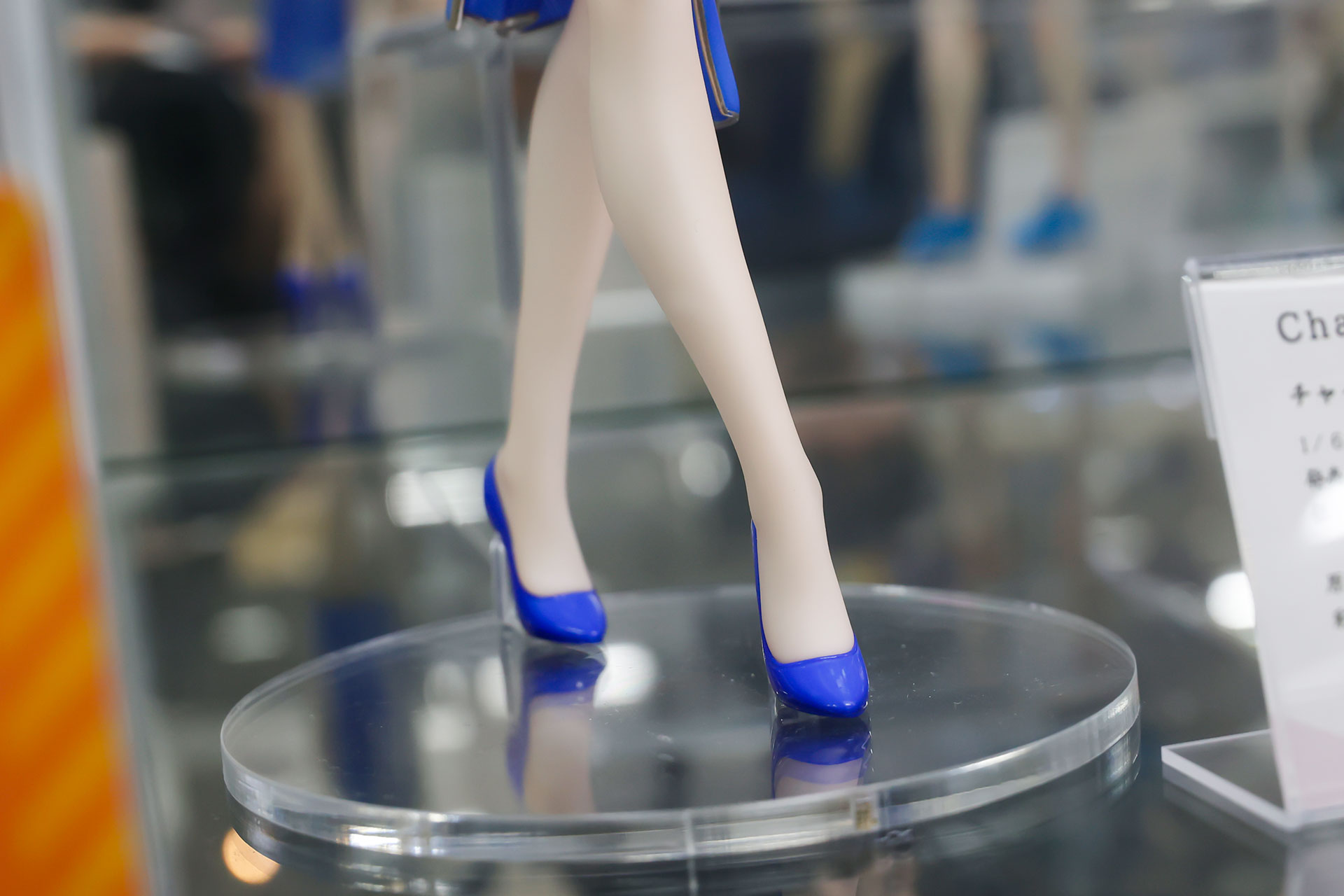 青いハイヒールも似合っている