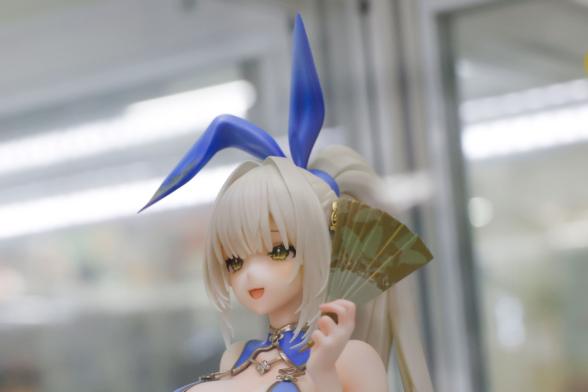 チャイナドレスに合わせて風流な扇子を持っている