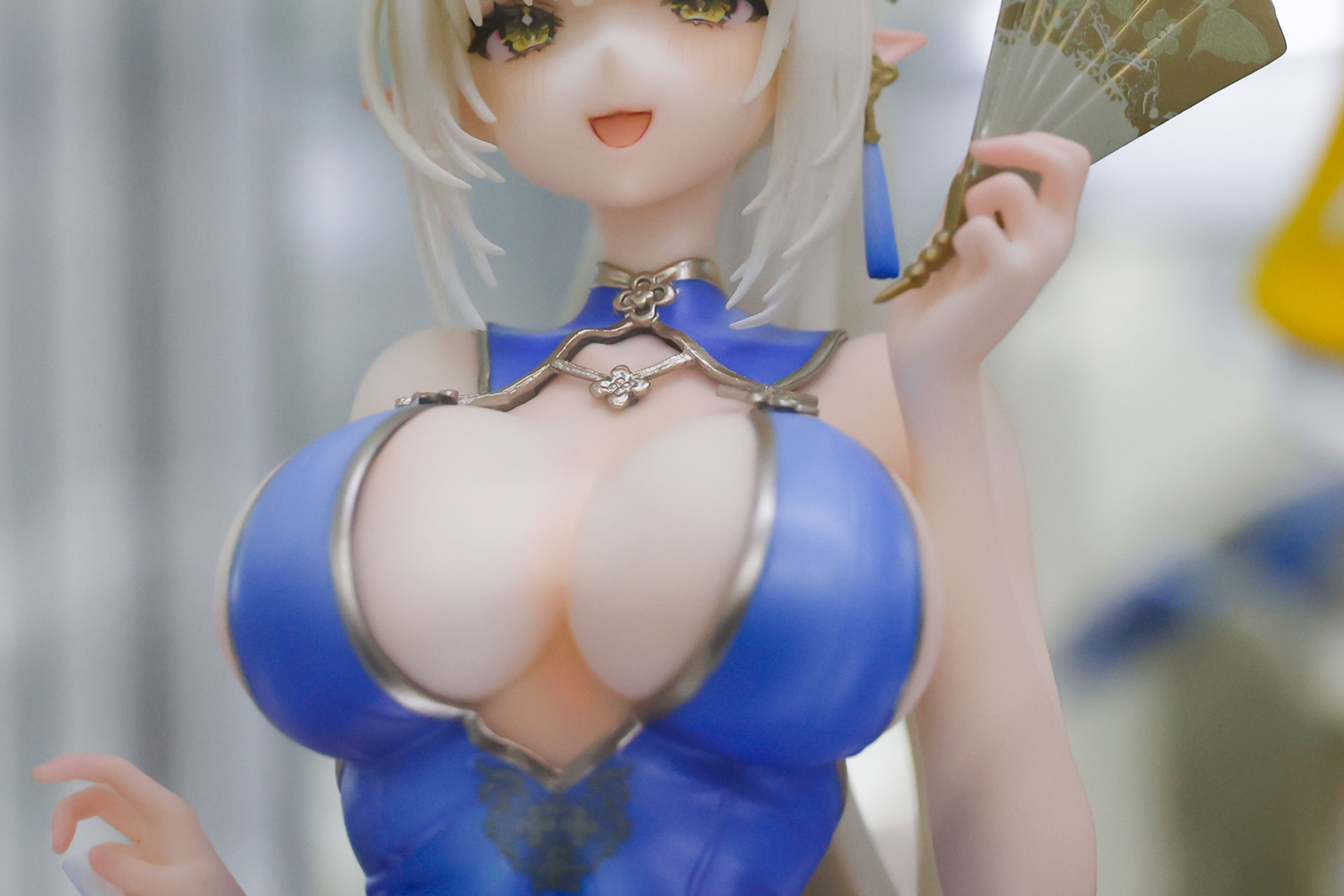 チャイナドレスでは隠しきれないほどの大きなバスト