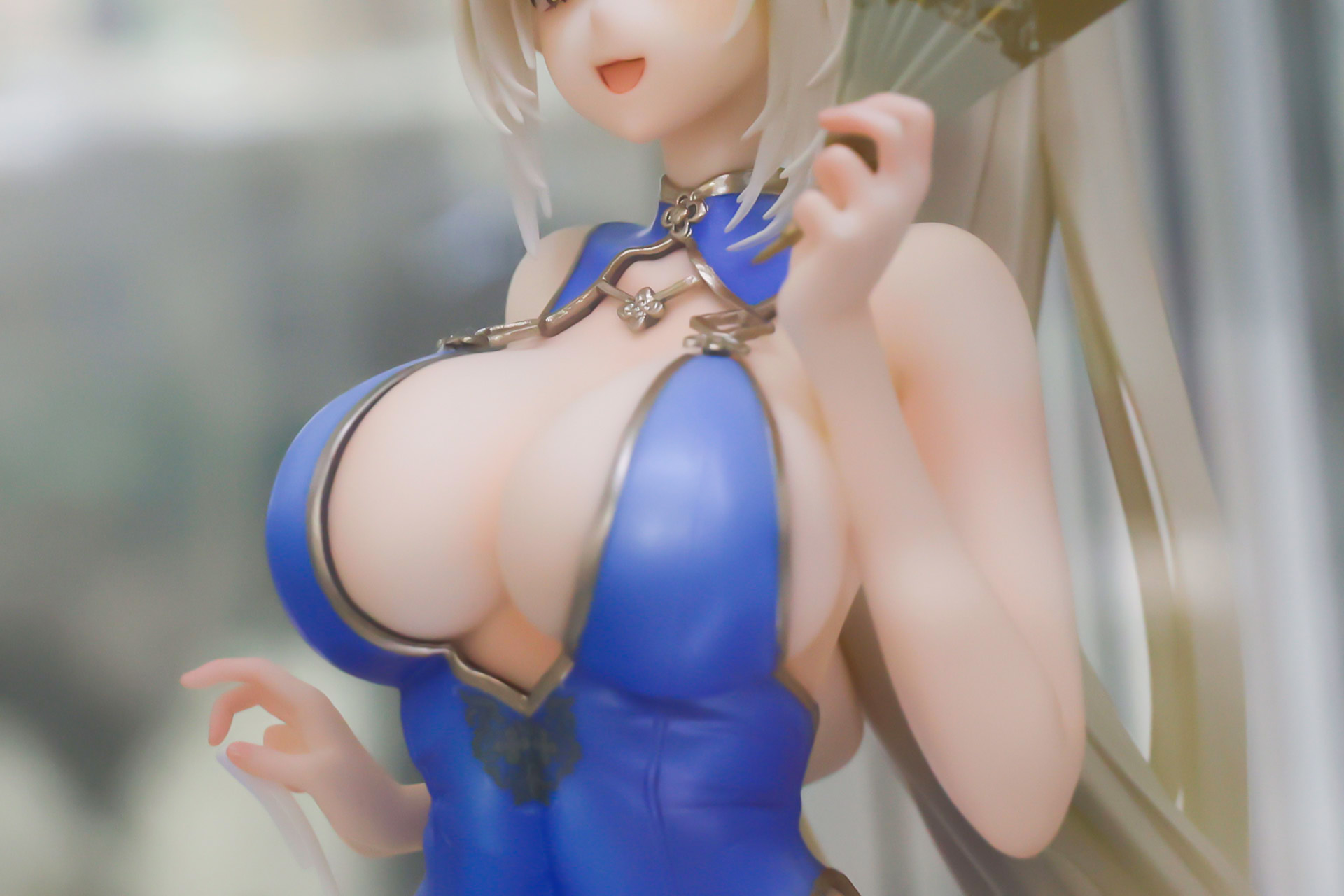 チャイナドレスには細かい装飾が施されている