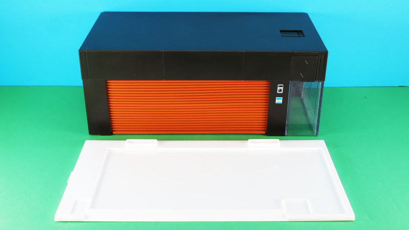 商品構成は赤いシャッターのガレージ本体とベース部