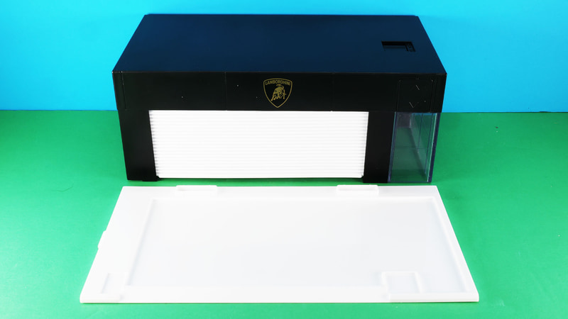 商品構成は白いシャッターのガレージ本体とベース部