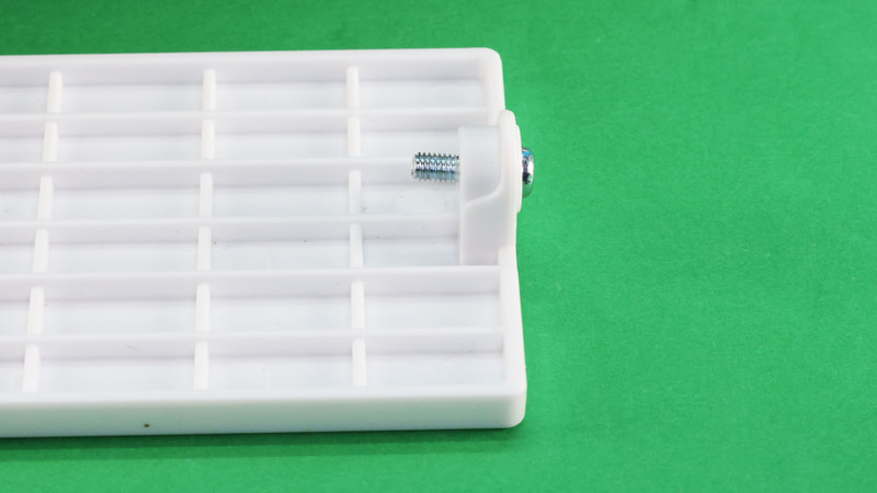 ネジはフタから外れない安心設計！