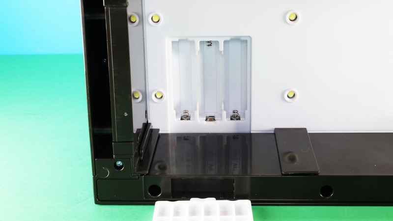 単三形アルカリ乾電池を3本使います
