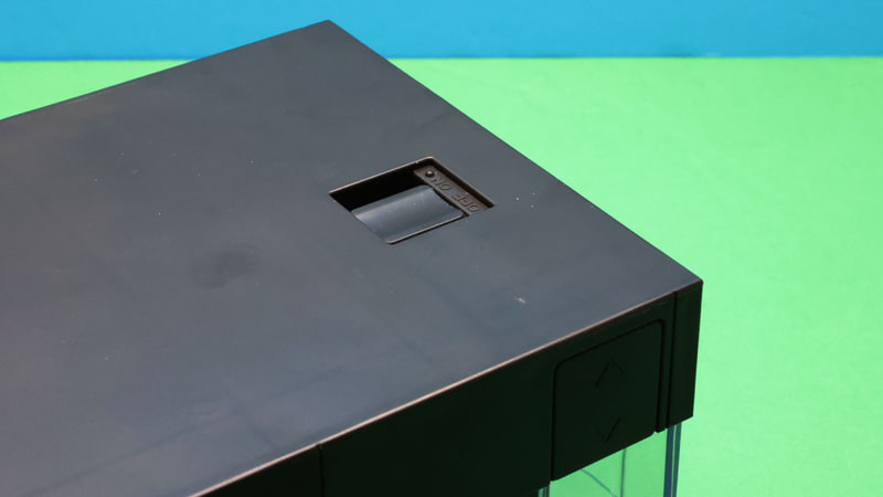 屋上に電源のスライドスイッチがあります。奥にするとON、手間にするとOFFになります