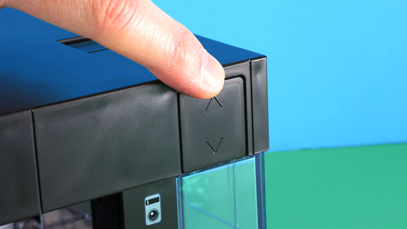 ガレージ前面の上ボタンに軽く触れるとシャッターが上昇して開き、開き切ったら天井の照明がゆっくり点灯します