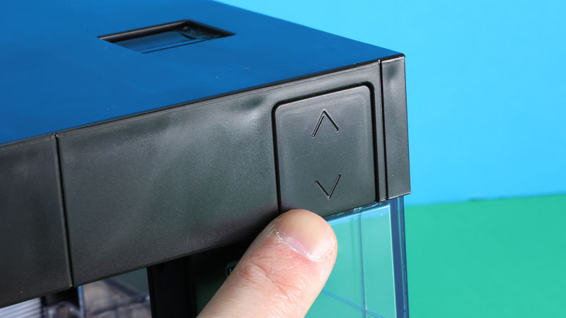 下ボタンに軽く触れると天井の照明がゆうくり消灯してシャッターが下降して閉まります