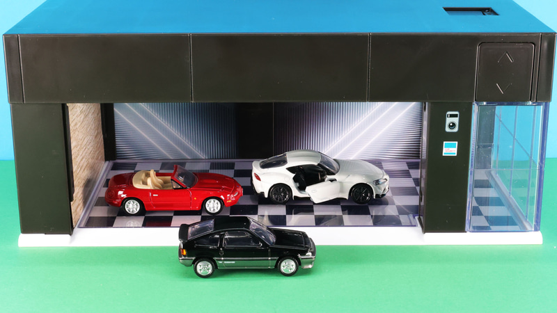 毎月のトミカの新車を入れ替えて楽しんでみたり！遊び方は無限大！