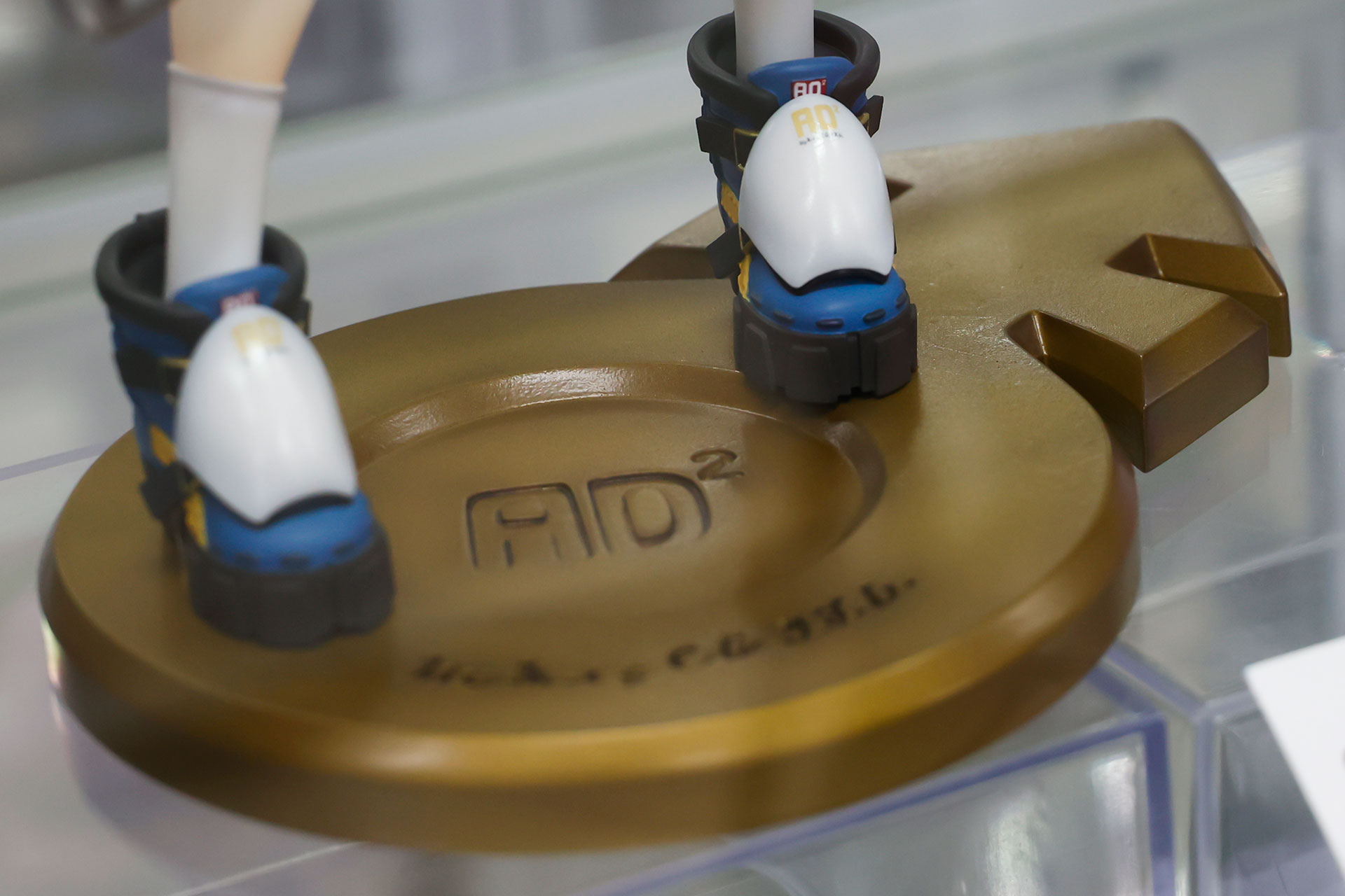 台座部分は頭のピンと同じデザインだ