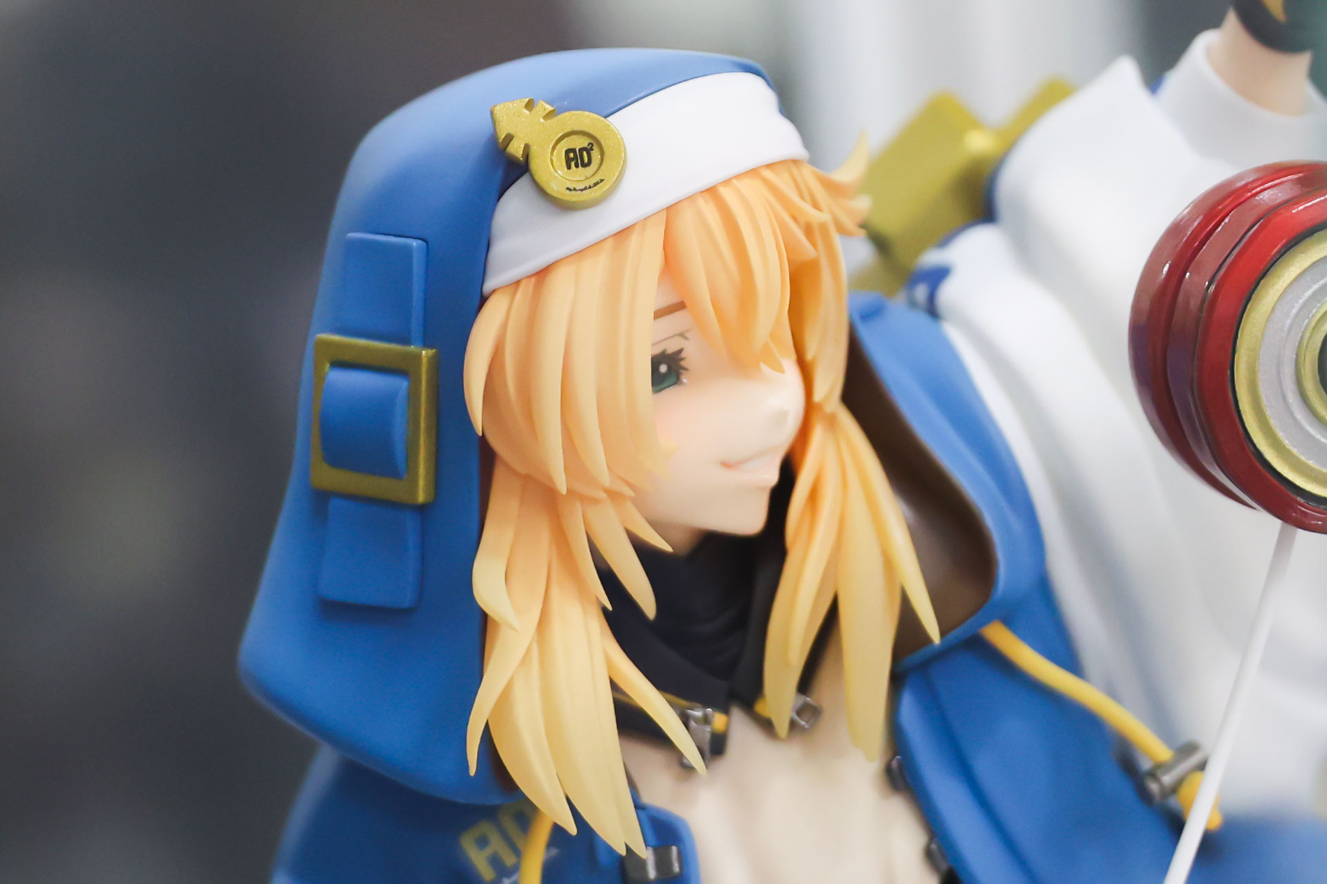 頭にはブランド刻印が入ったピンが付けられている