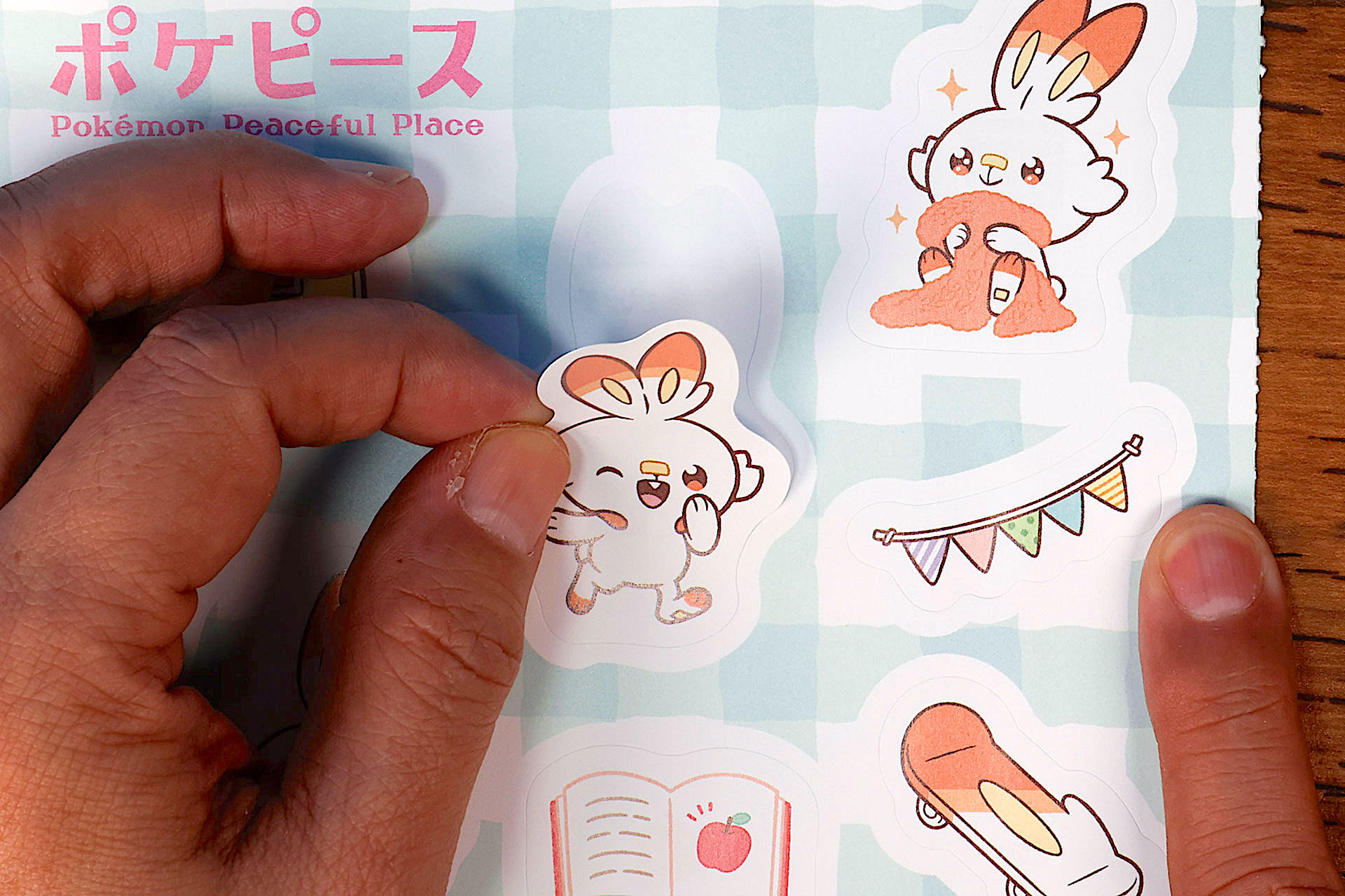 貼る場所を考えながらシールを剥がしていこう