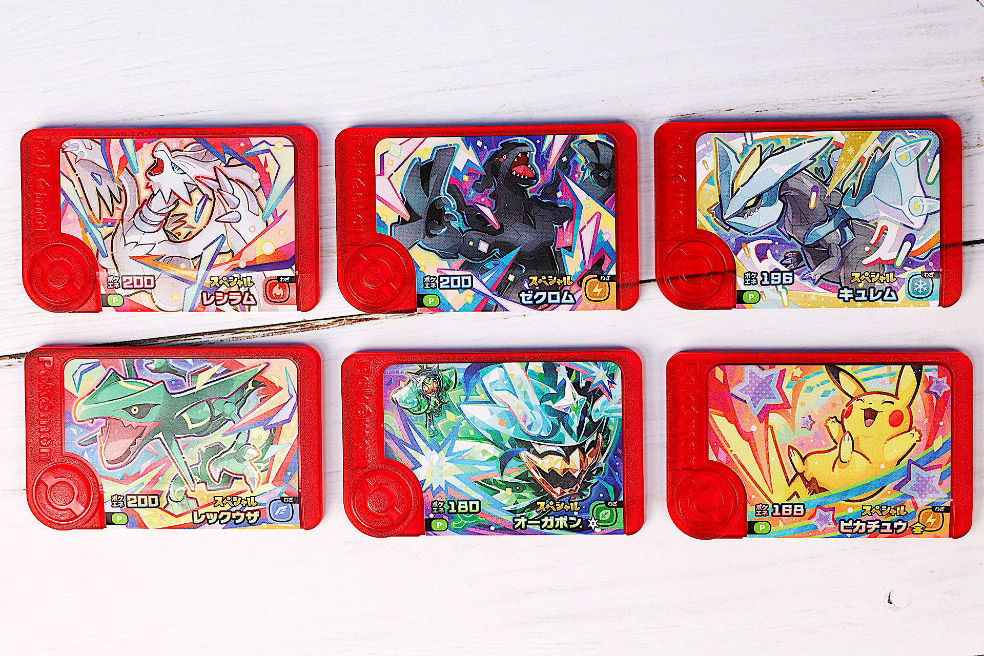 こちらがハッピーセット「ポケモンフレンダ」(2月14日〜)に登場するおもちゃ。写真左上から「レシラム」、「ゼクロム」、「キュレム」、写真左下から「レックウサ」、「オーガポン」、「ピカチュウ」