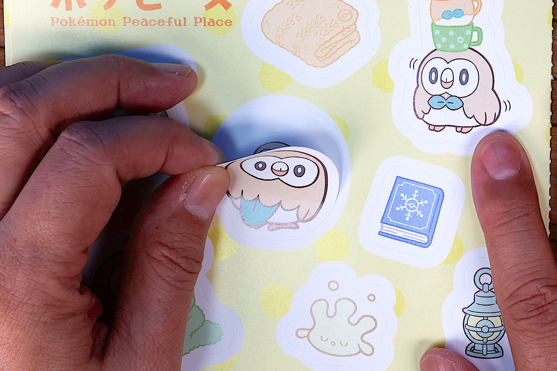 モクローのシールを剥がして好きなところに貼ってみよう