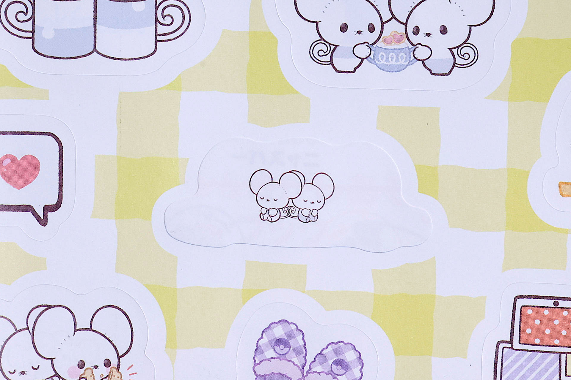 シールを剥がした場所には、ワッカネズミが眠っている姿が描かれていた