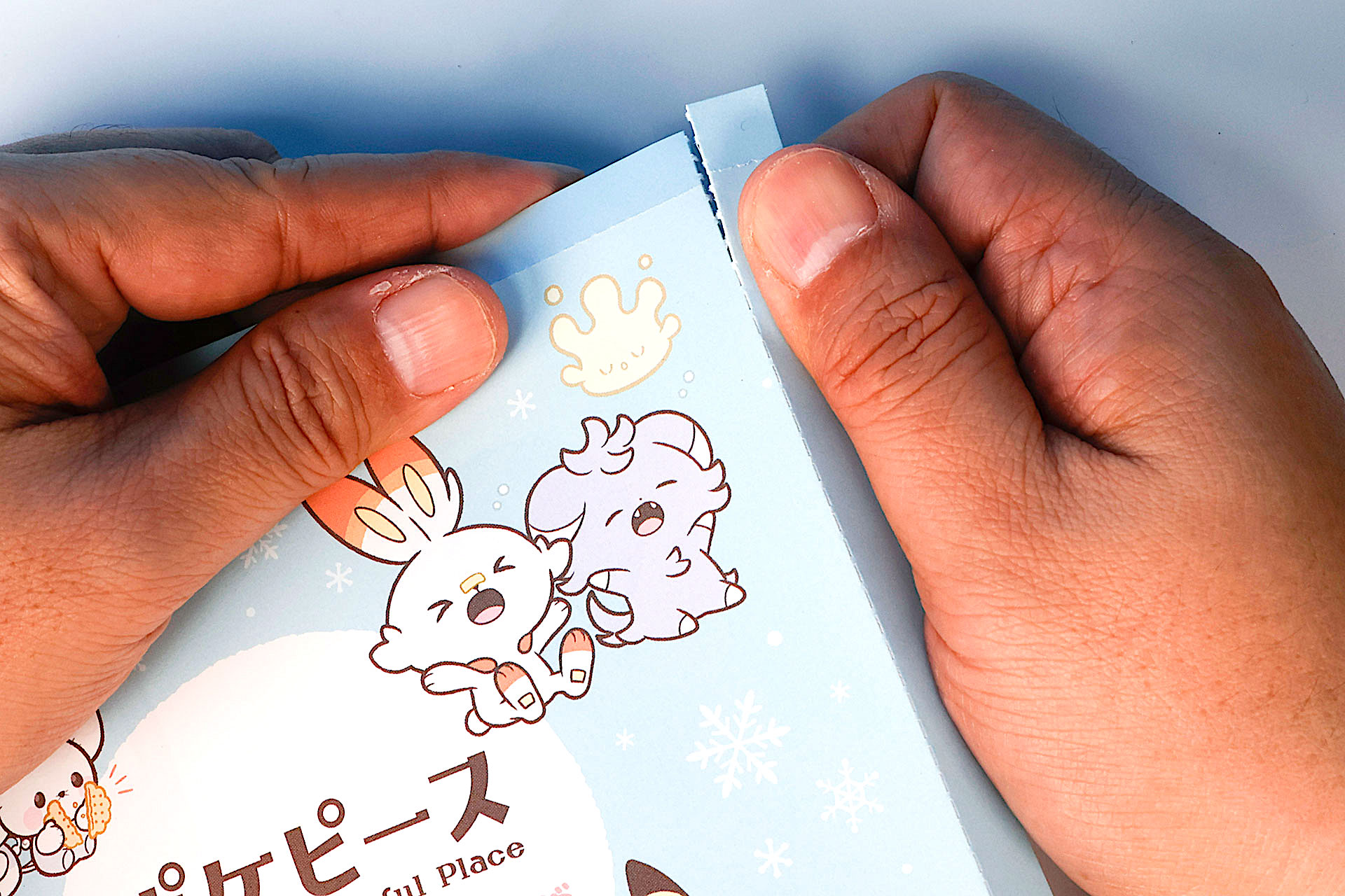 ミシン目にそって端を切り取っていくところから遊びが始まる