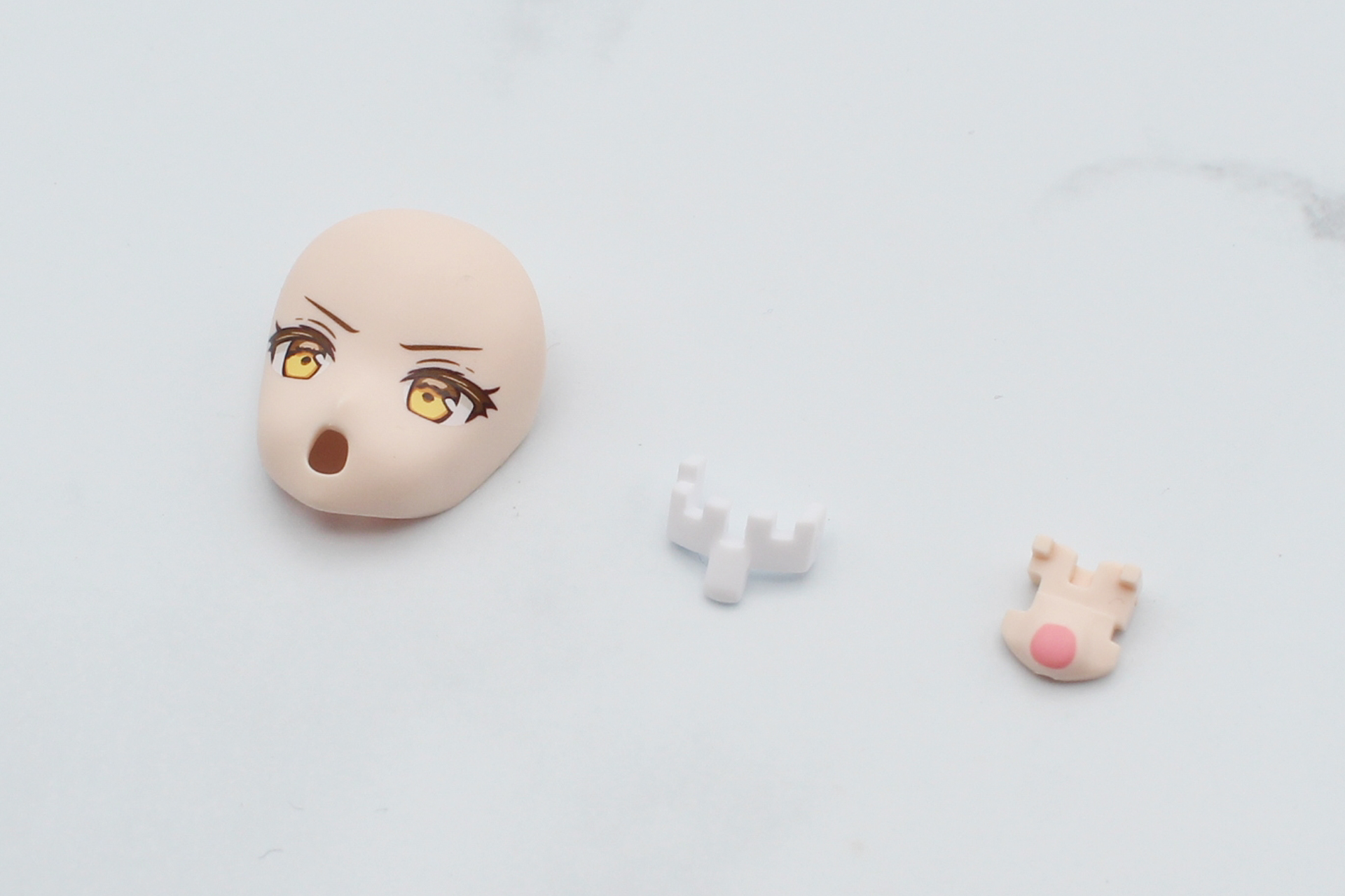 口を開けたフェイスパーツは歯のパーツを選択可能。ない状態でも組み立て可能だ