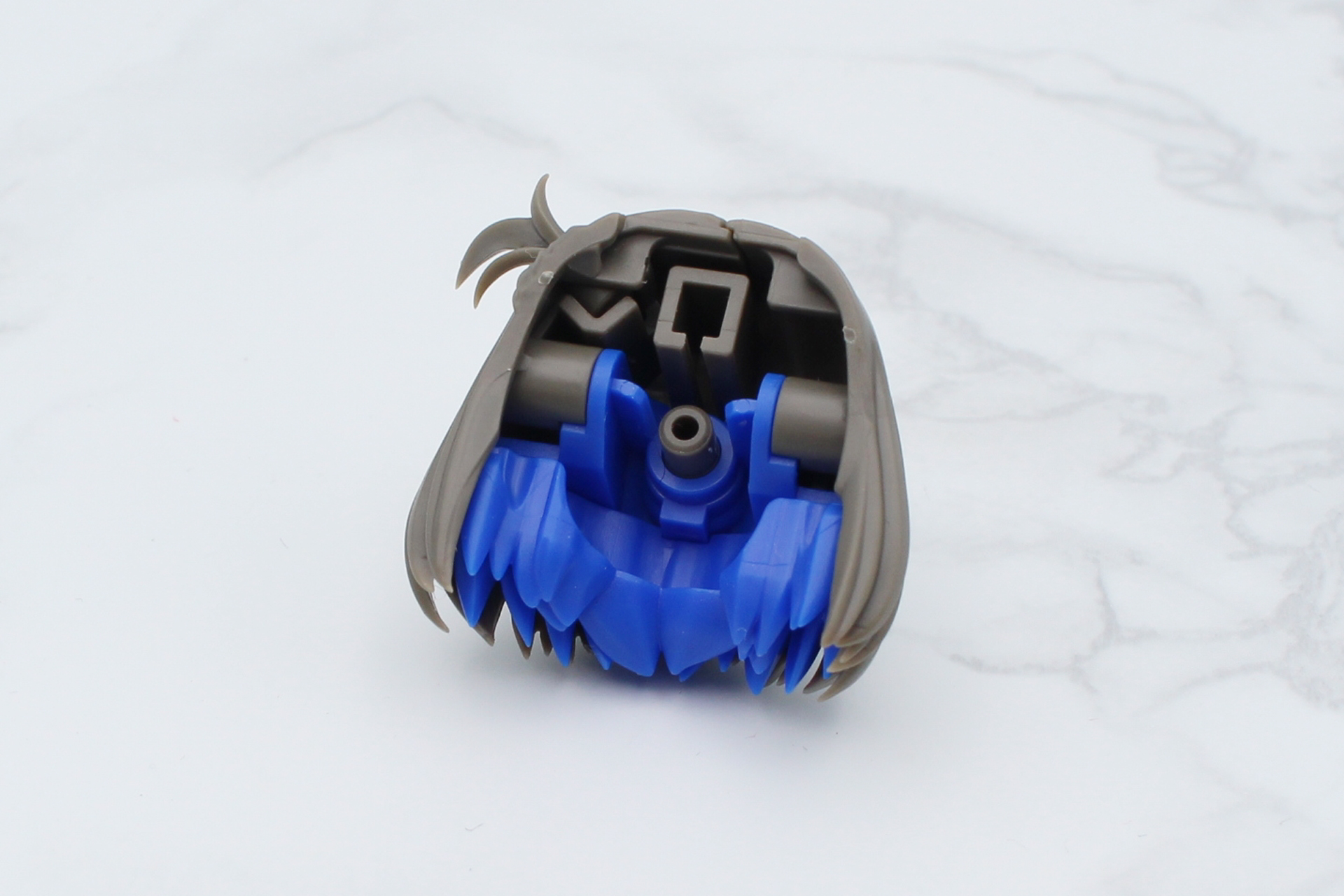 ヘアスタイルパーツの組み立て。後頭部のインナーのパーツは色違いだ