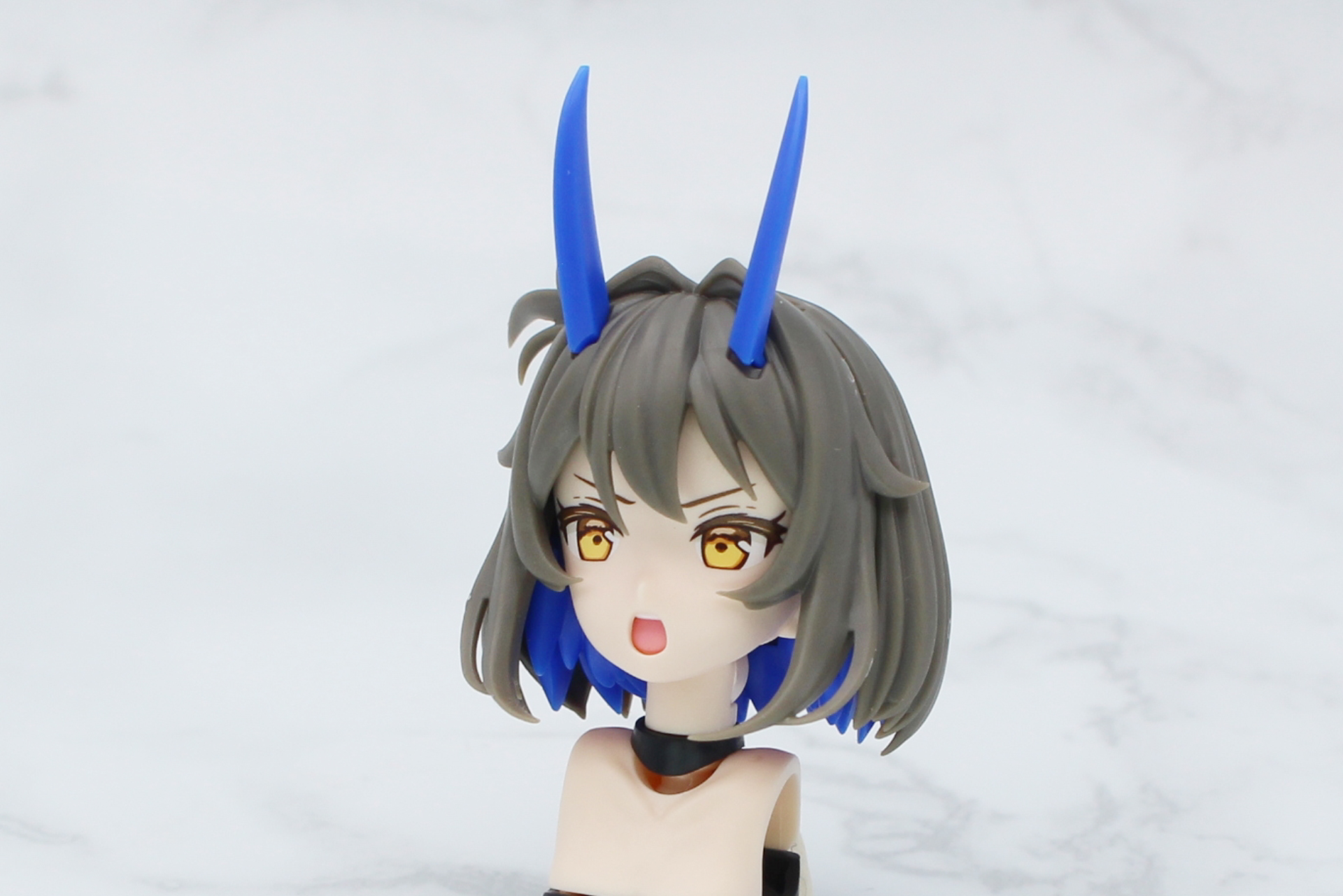 後頭部、フェイスパーツ、前髪を取り付けて頭部が完成