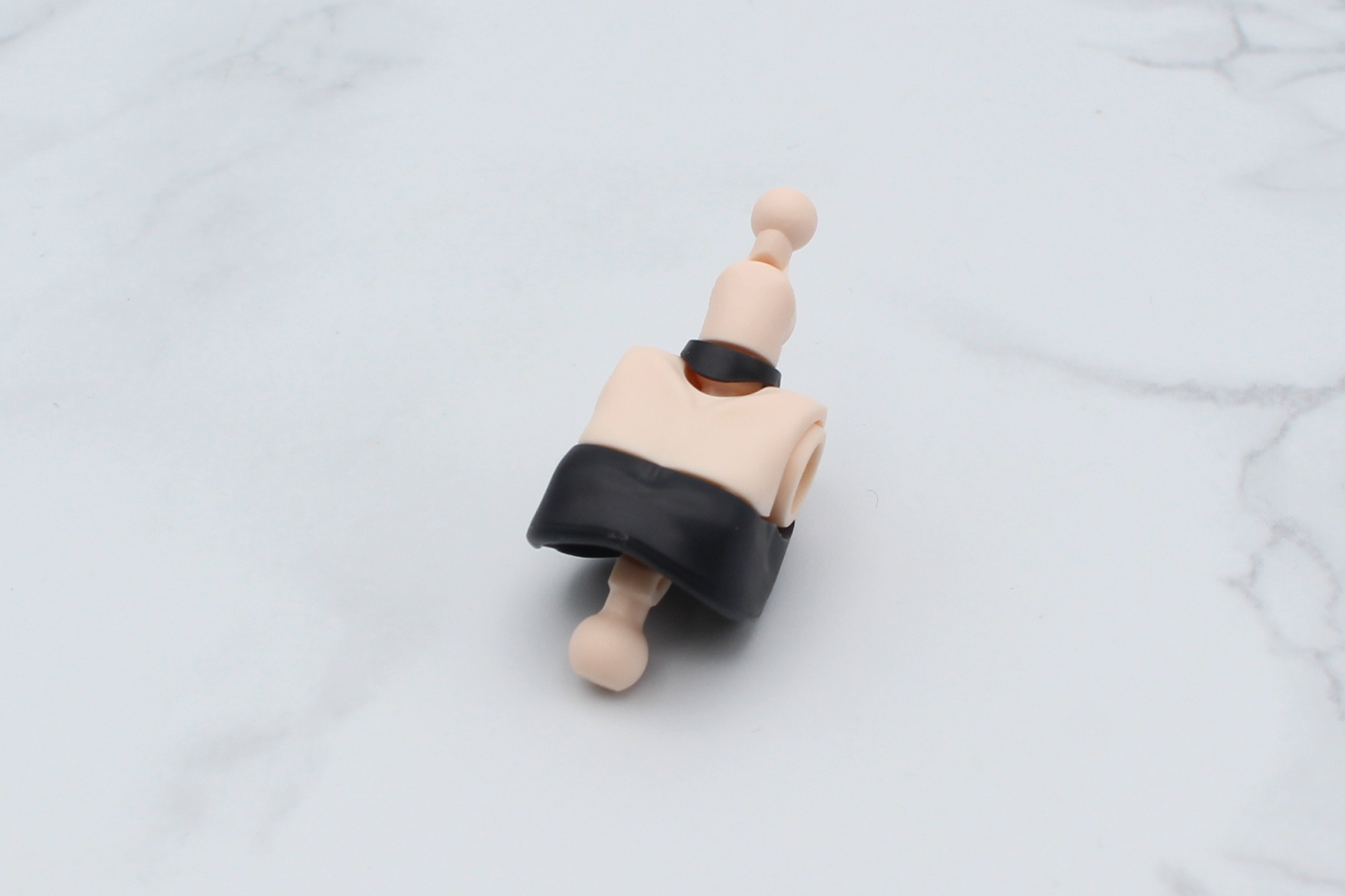 胸と首のパーツを取り付ける。これは胸の内部なので後にトップスで隠れる