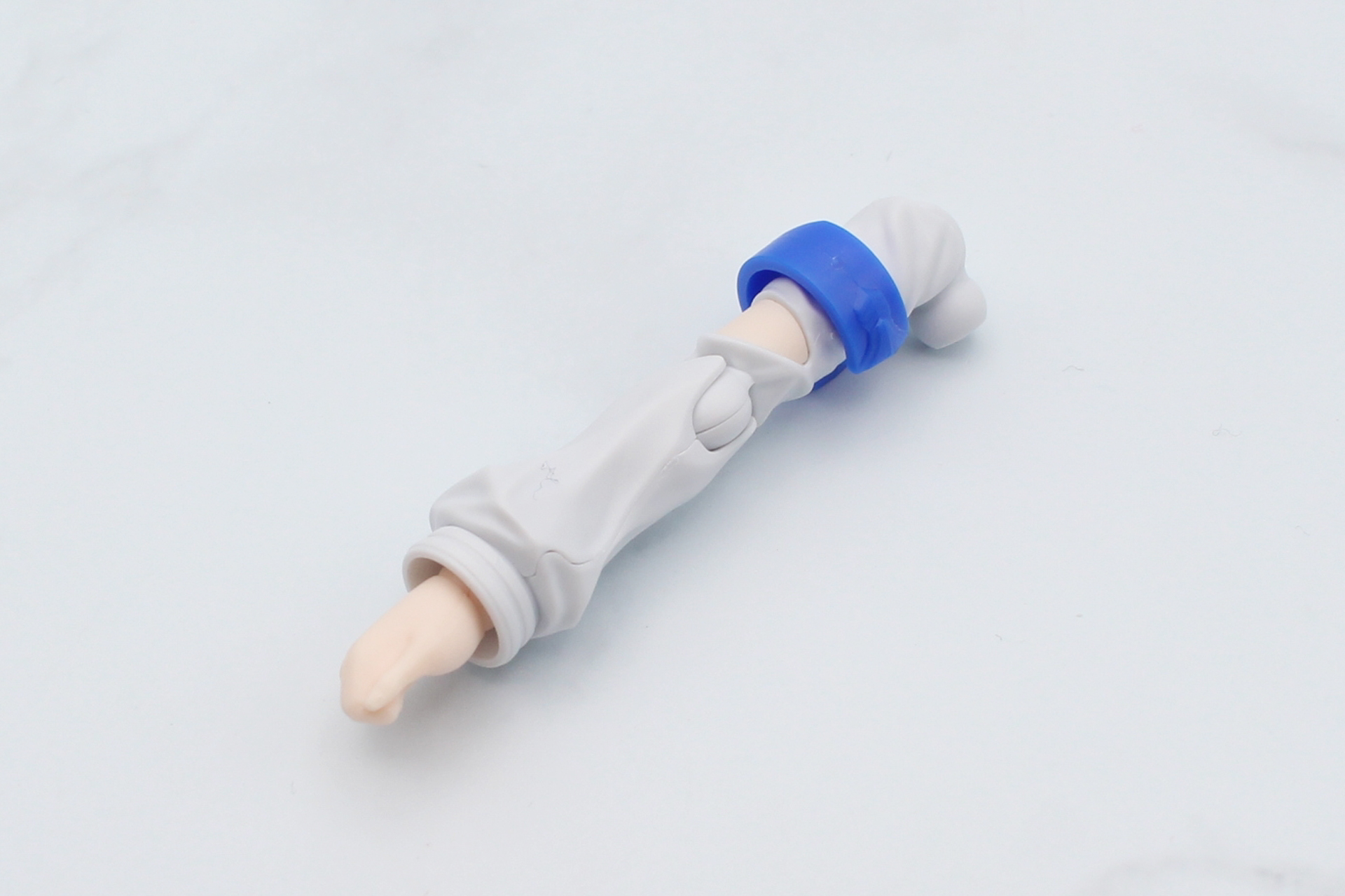袖口と手首を取り付けて、右腕が完成