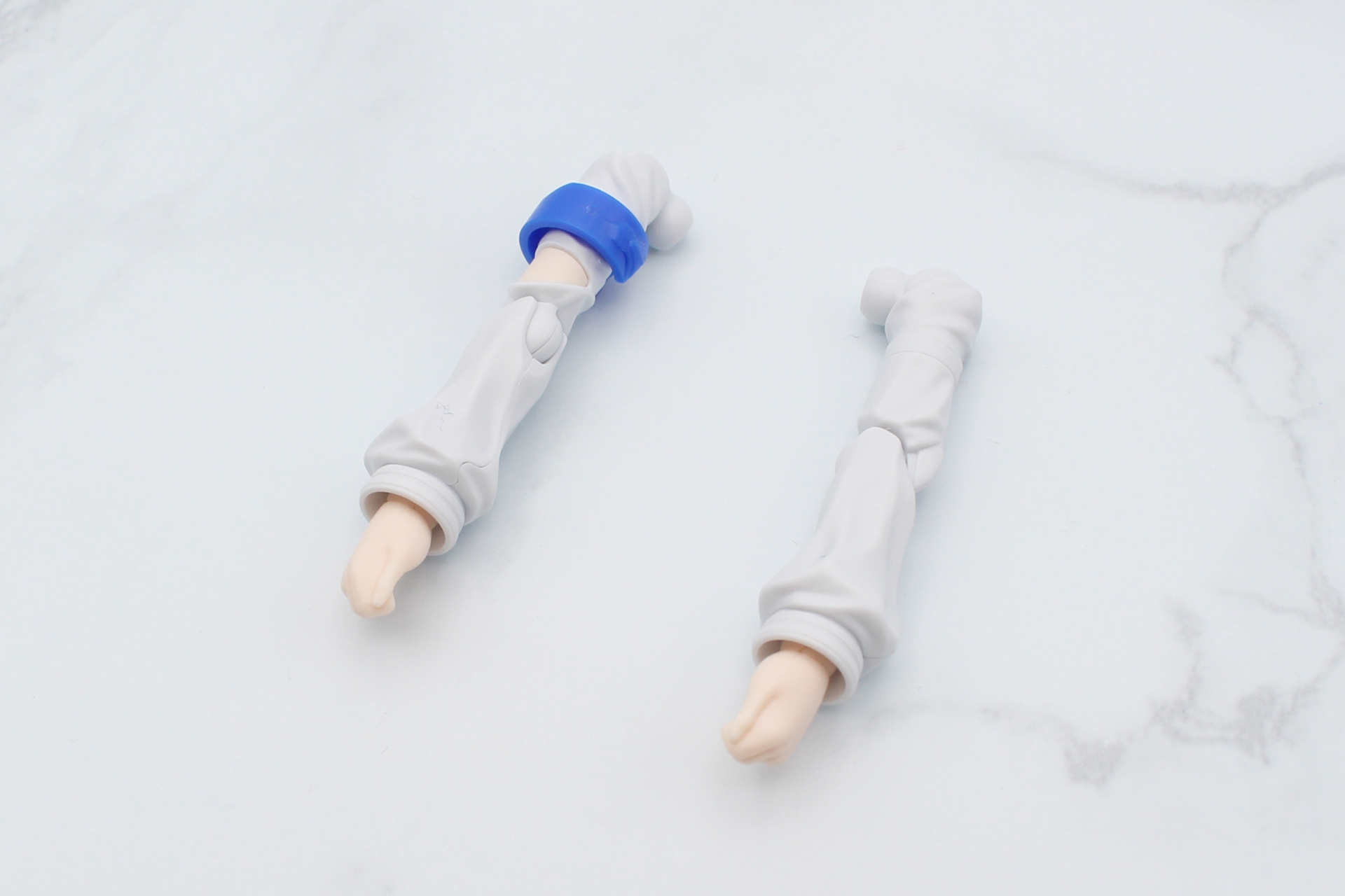 左腕も同様に組み立てる。右の腕輪と同じ場所にリングがあり、これは袖と同じ成形色だ