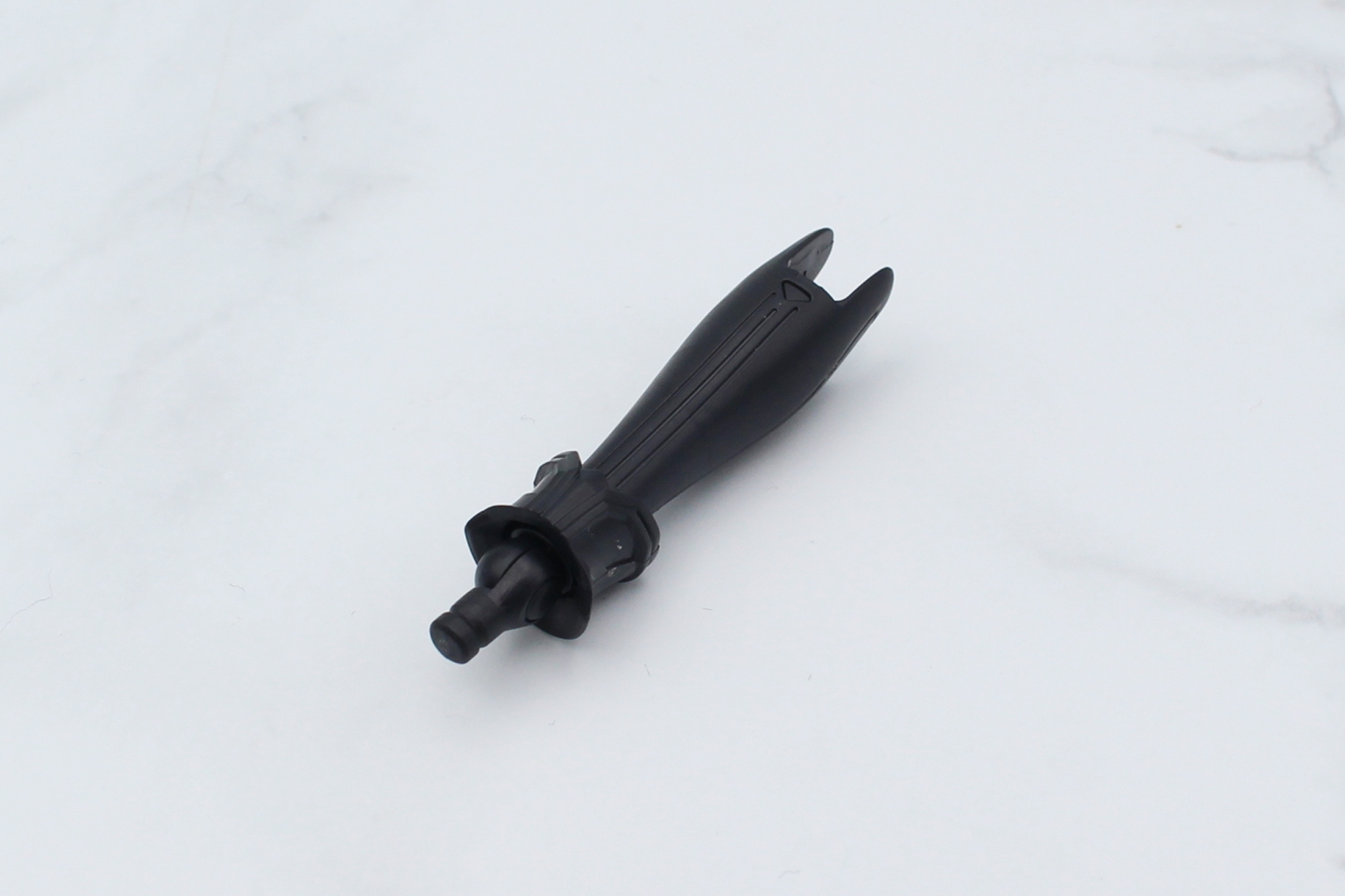 脚部の組み立て。こちらも右脚から。足首の飾りは上下と前後の向きを間違えないようにしよう