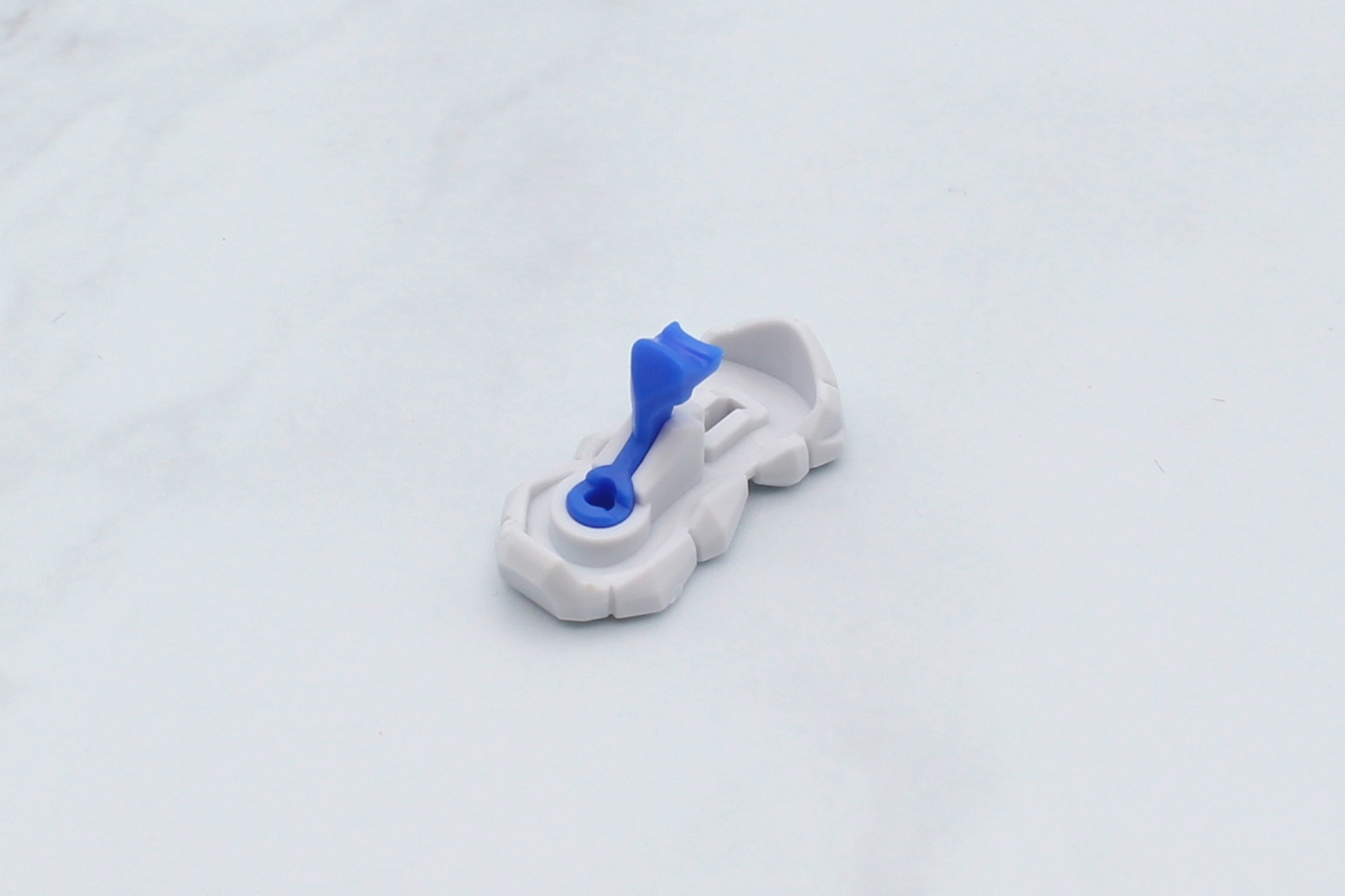 足首の組み立て。ソールにベロの部分となるパーツを取り付ける