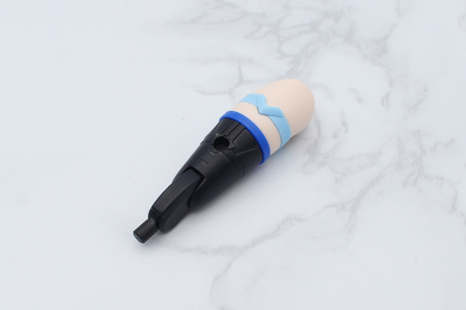 左脚は太もも上部の設計が異なっている