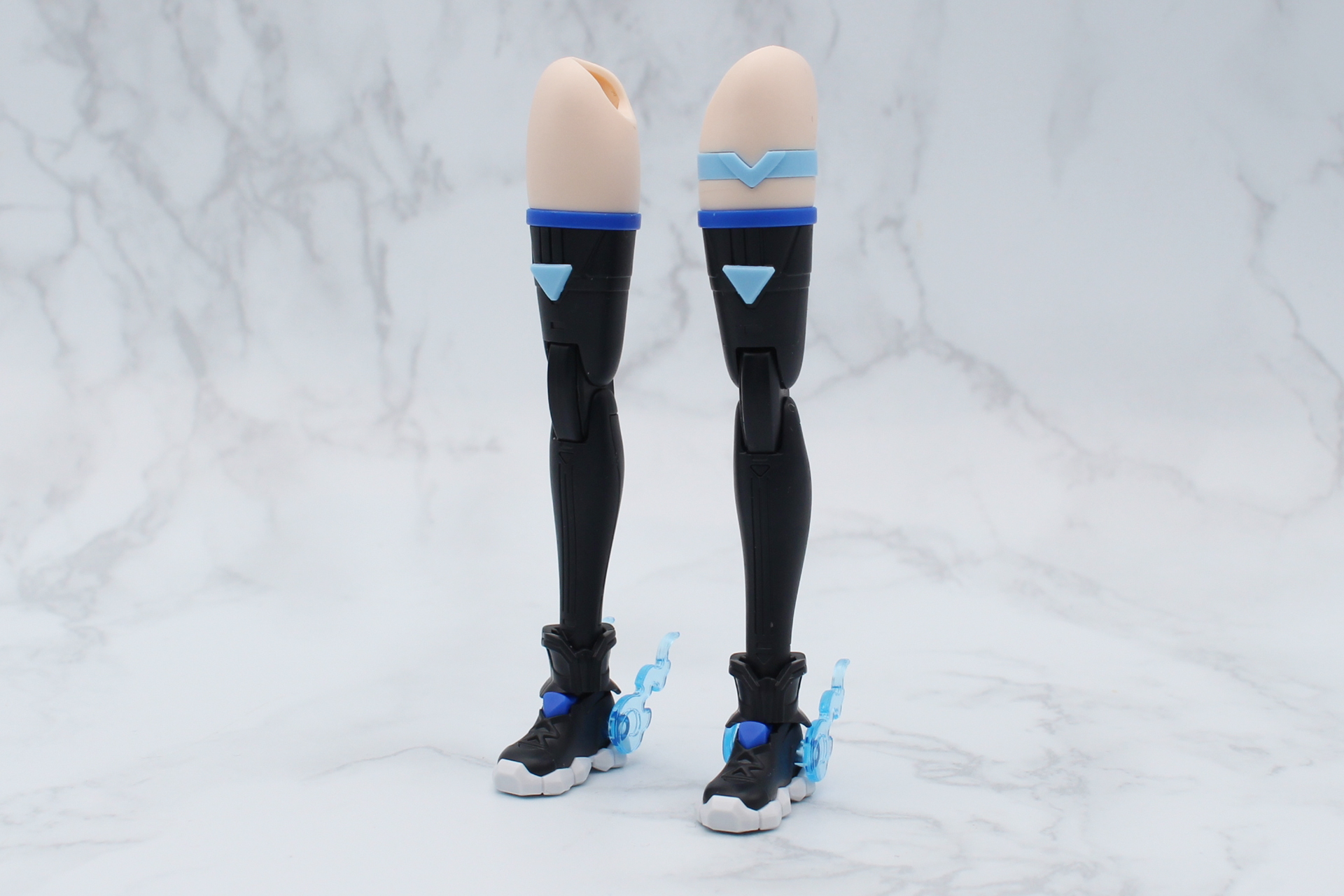 太もものジョイント穴を塞ぐ飾りを取り付けて脚部が完成