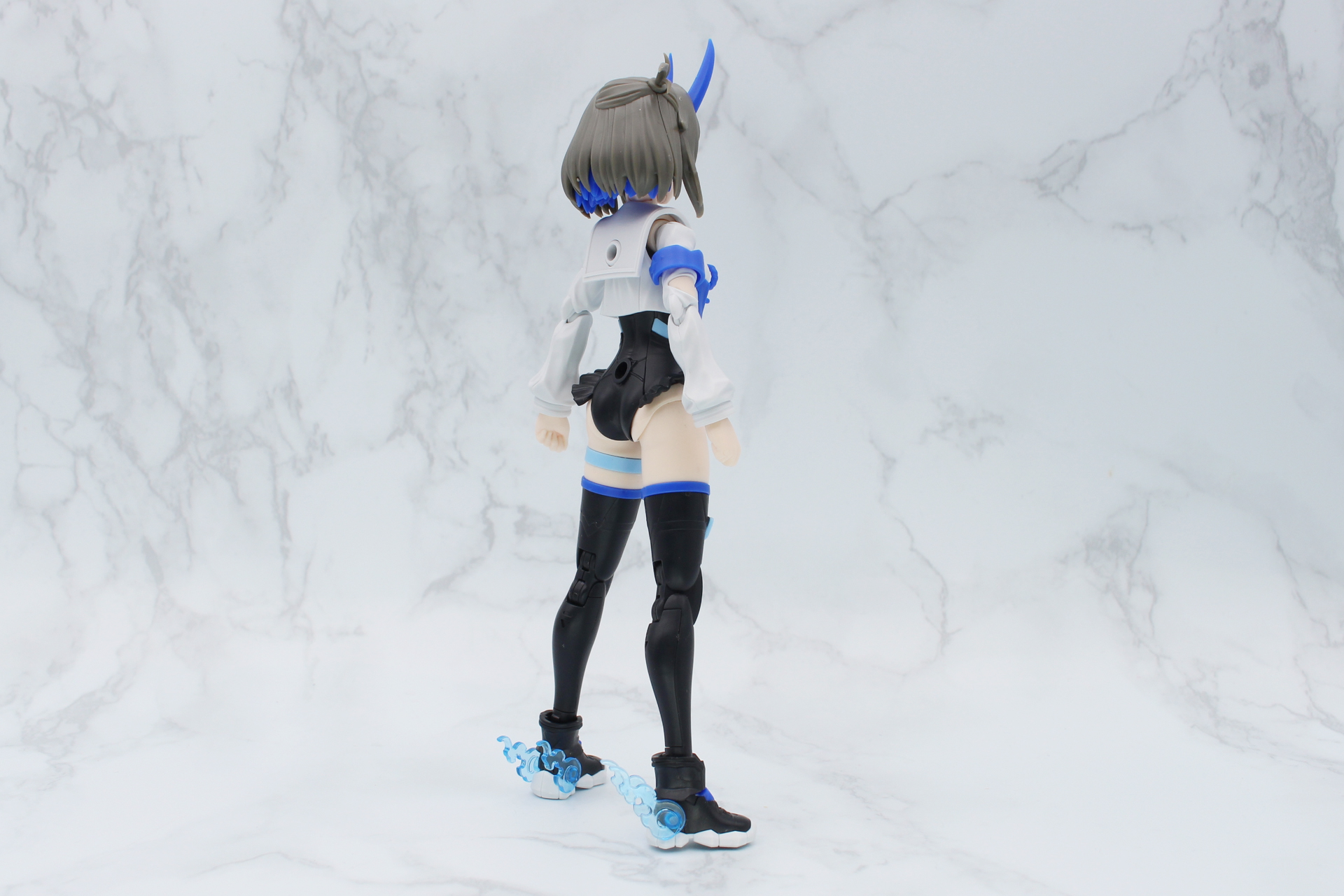 バックショットはセーラー襟の存在感が目立っている。チラッと見える後ろ髪のインナーカラーもいい感じだ