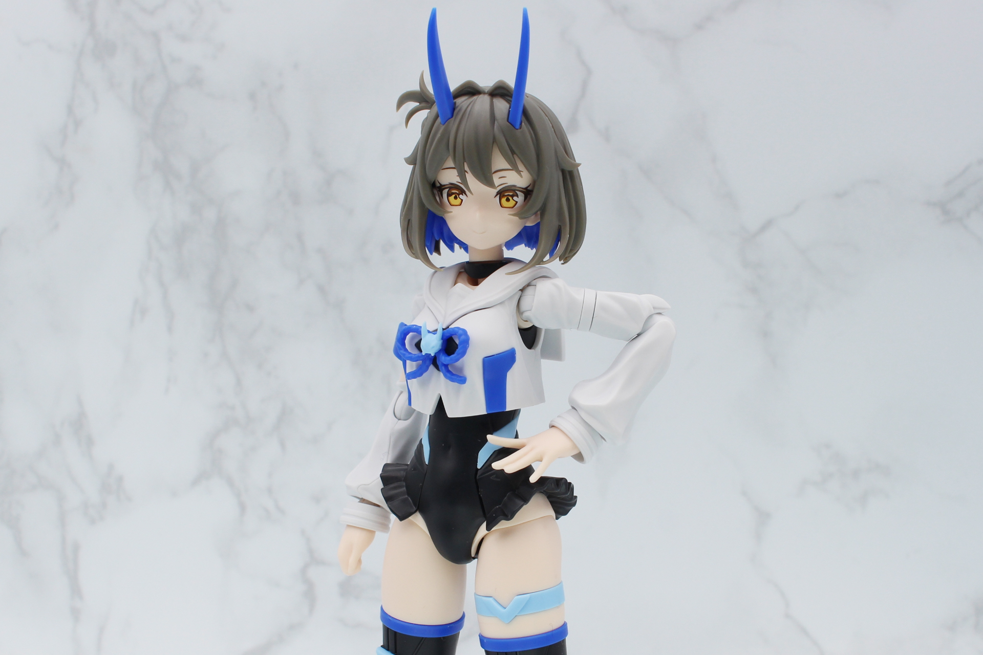 30MSシリーズならではのキャラクターをイメージしたエンブレムは鬼の形で、リボンの飾りとなっている。小さいパーツなので組み立て時やカスタマイズ時の紛失に注意