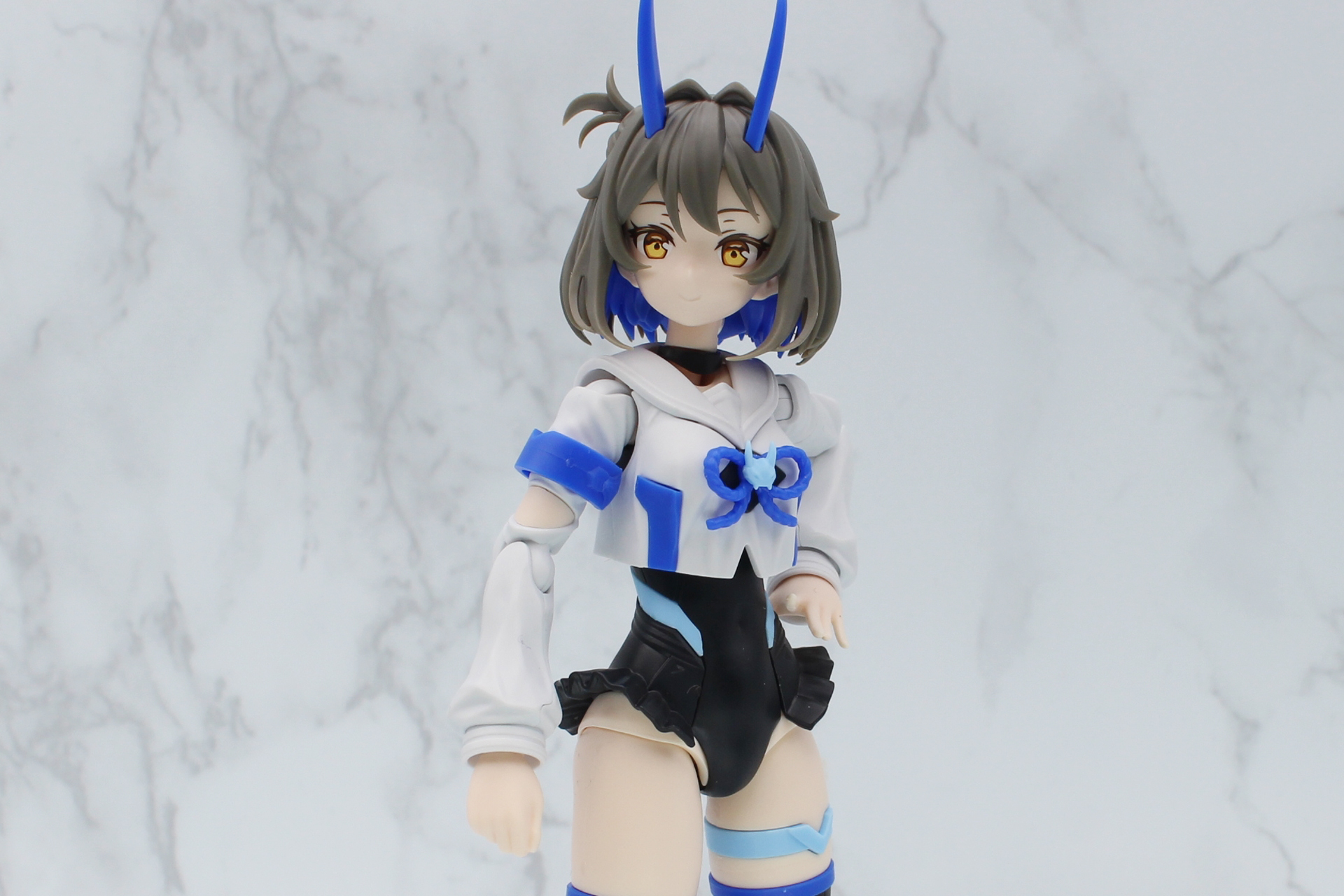 左腕とは非対称な右腕のリングと切れた袖