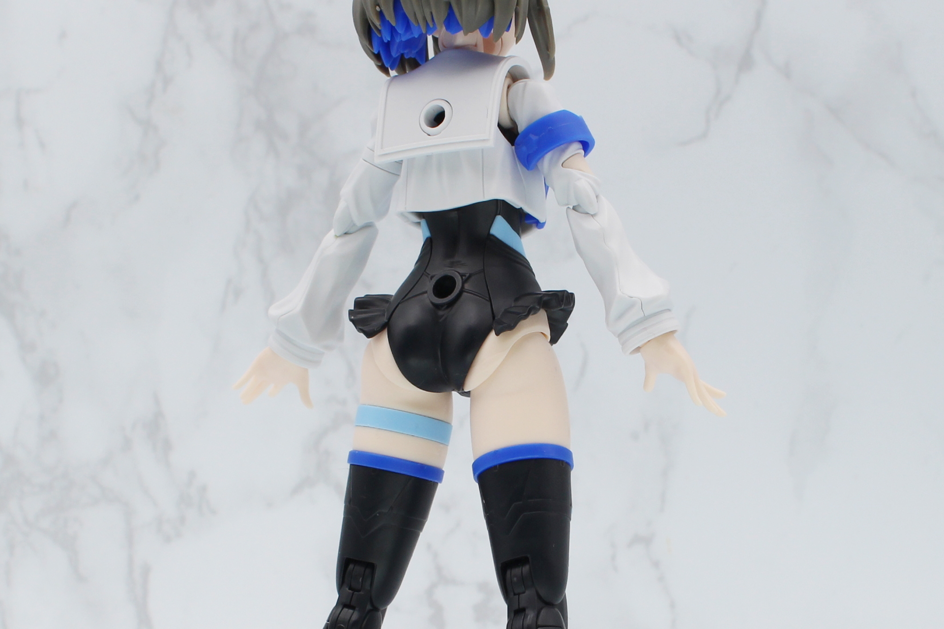 水着のフリルやはみ出したヒップのディテールにも注目！