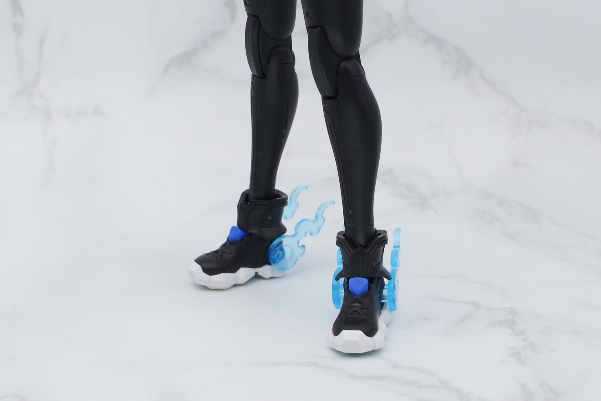 足首の形はスニーカーそのもの。クリアブルーのエフェクトもかわいい