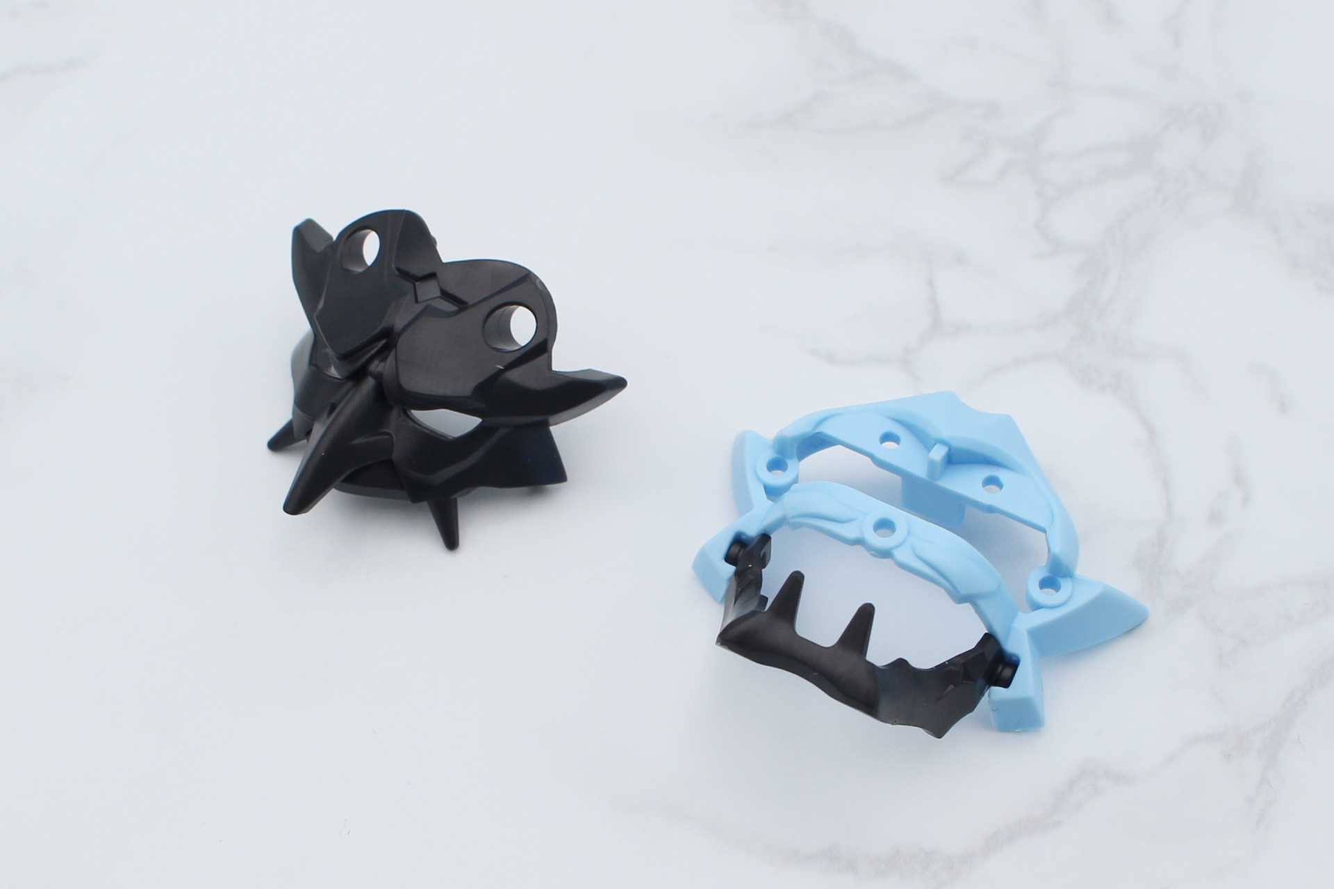 右肩のアーマーから組み立て。顎の部分は可動する