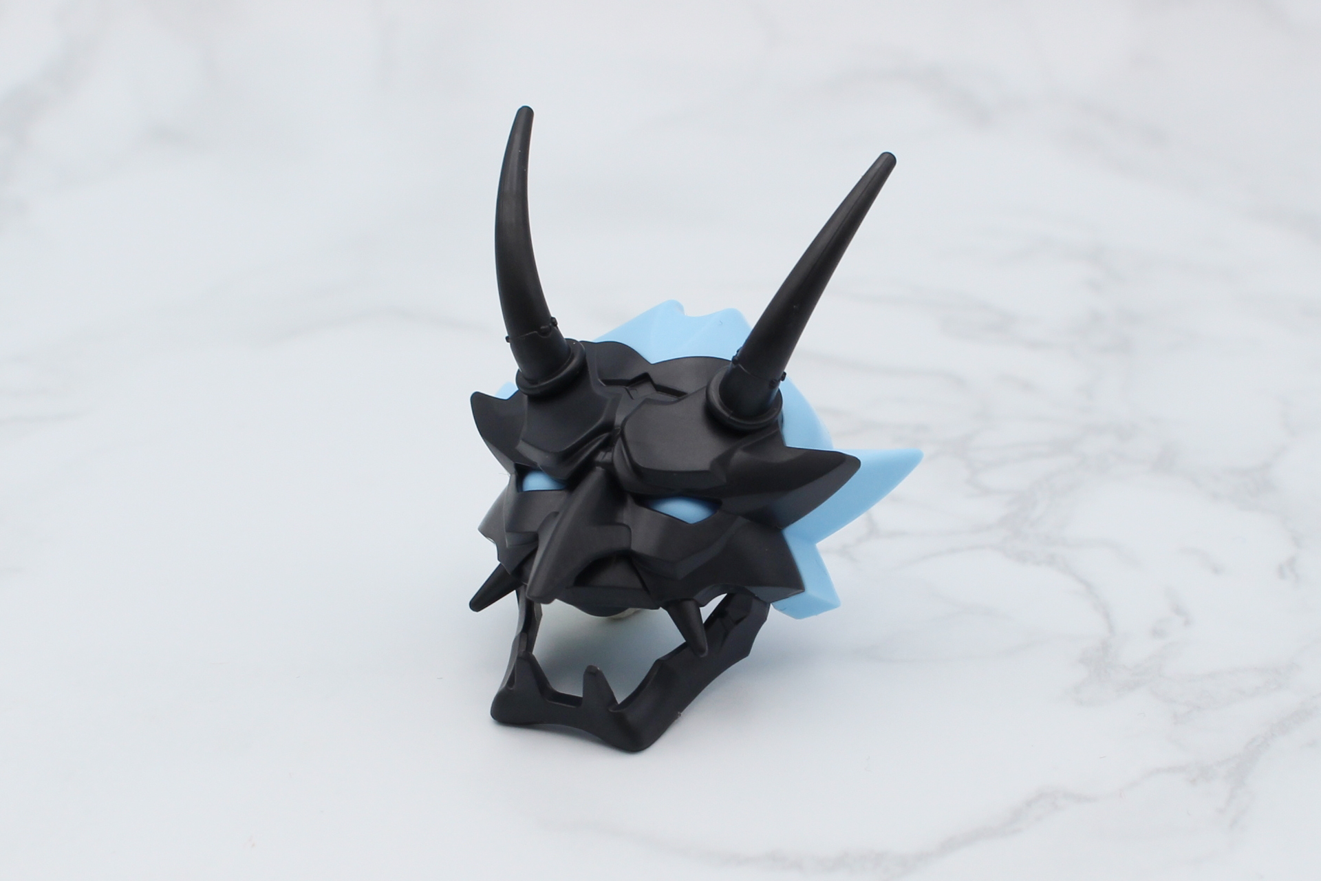 2本の角パーツを取り付ける