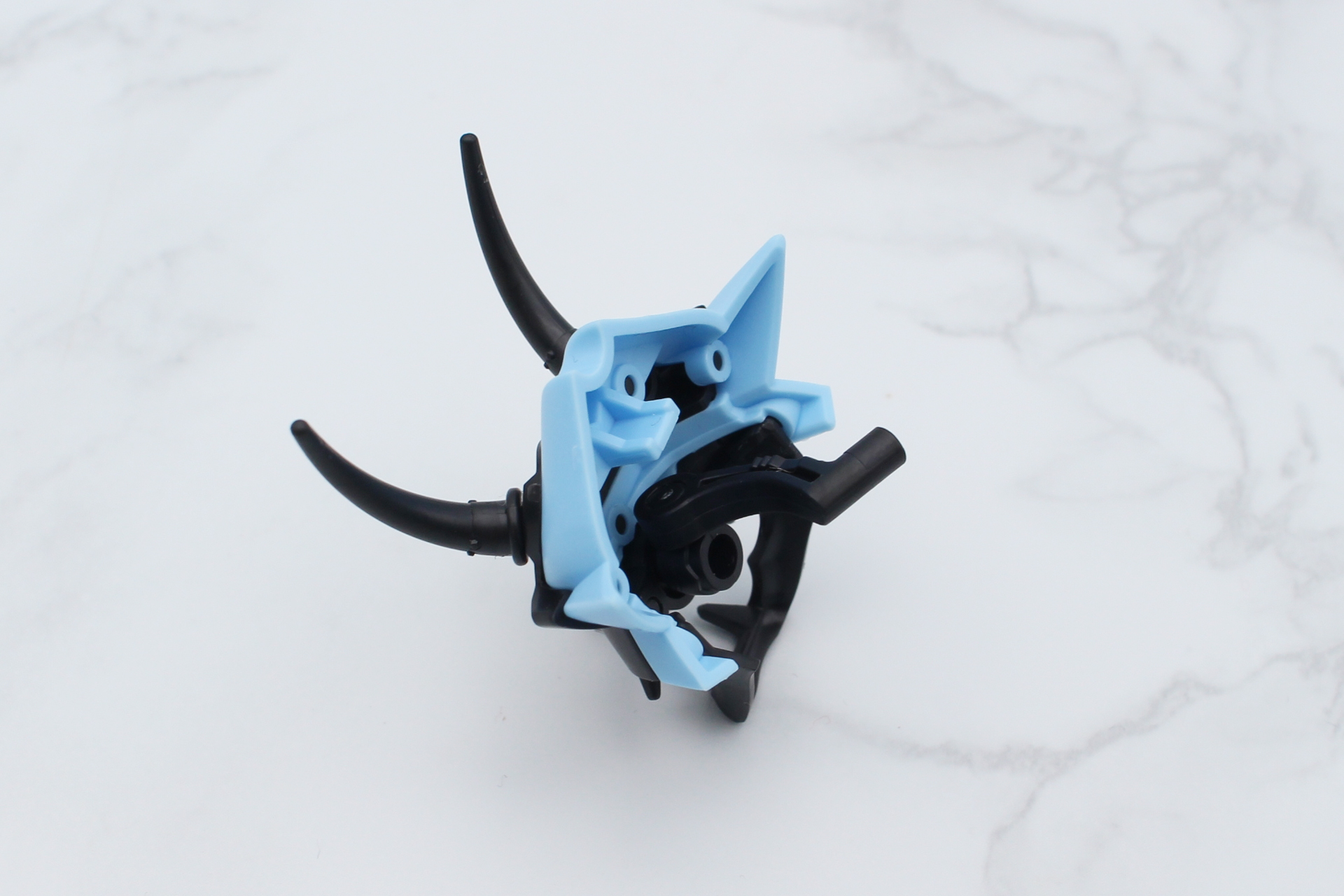 鬼の面の裏にジョイントパーツを取り付け