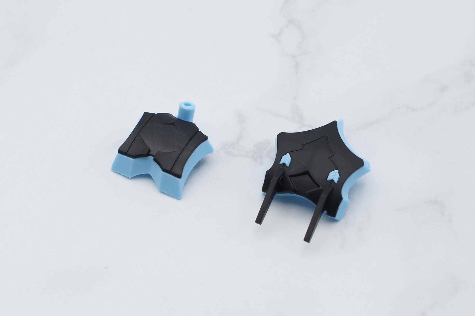 背中側のアーマーを組み立てる