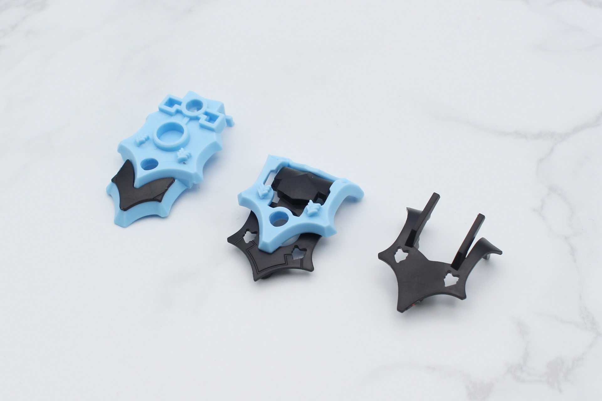 左肩のアーマーを組み立てる