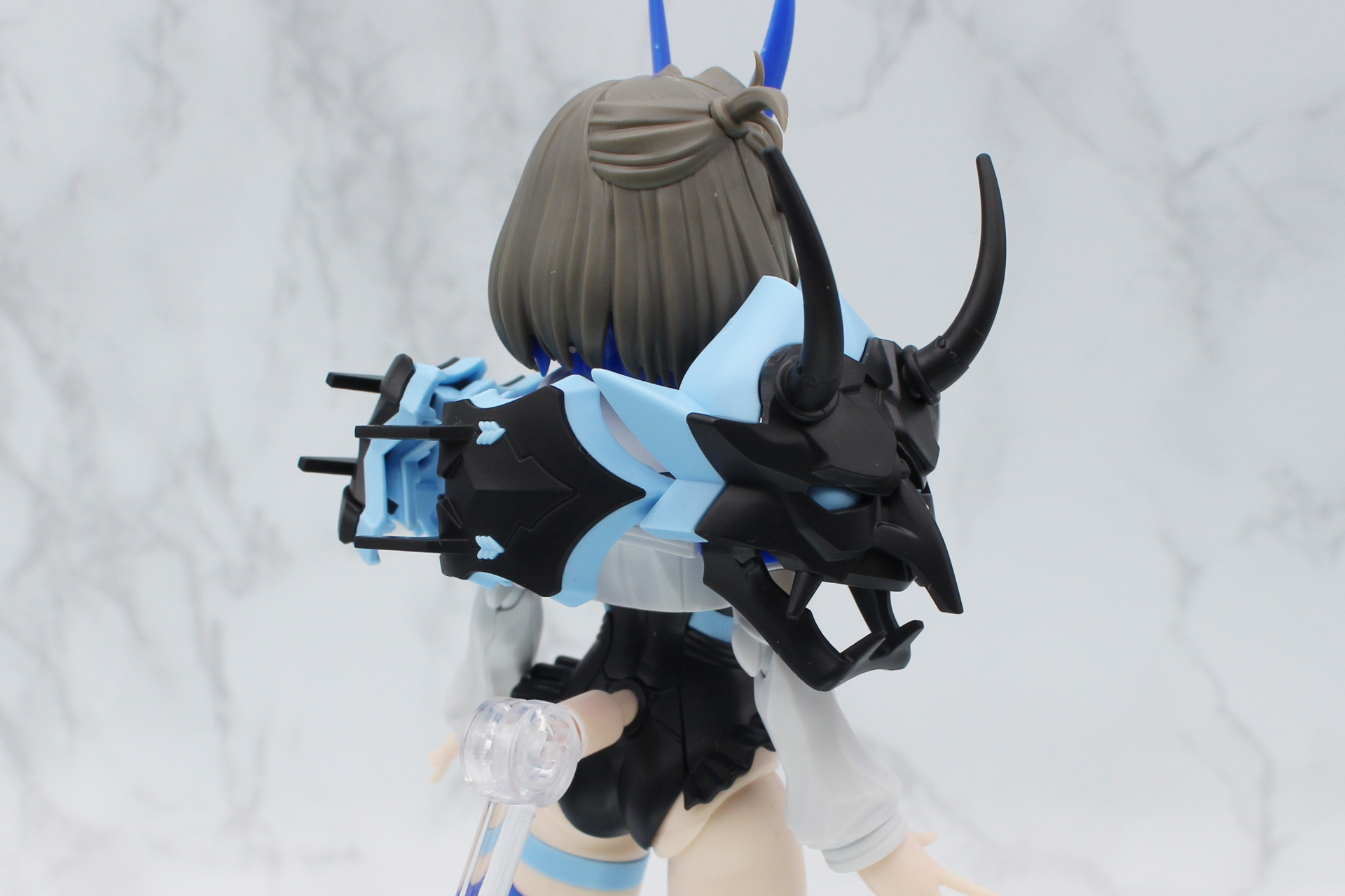 右肩のアーマー。ジョイントの先のアーマーは背中側に位置するようセットする。写真は別売りの「アクションベース6」と、ソウレイに付属のジョイントパーツを使用している