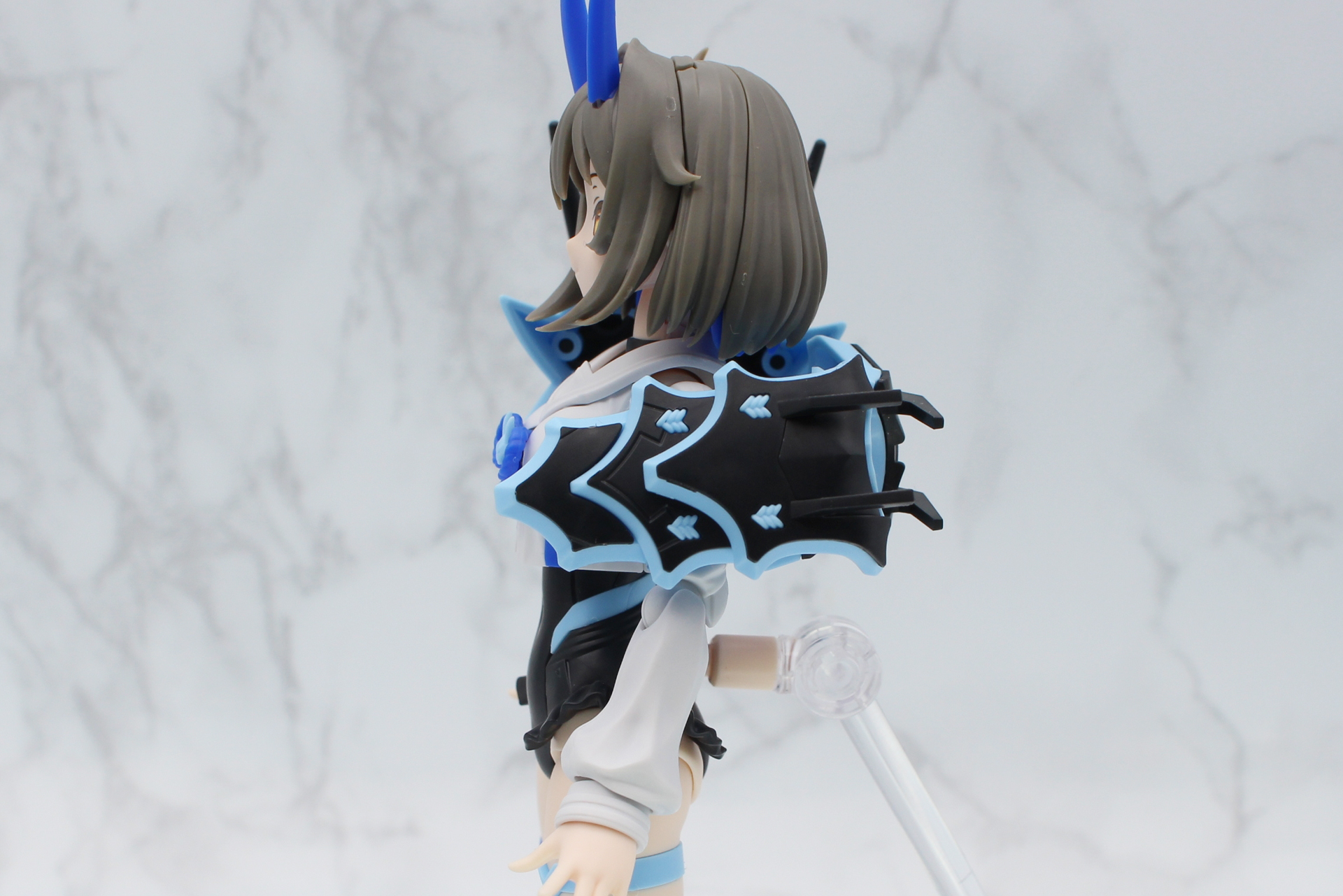 左肩アーマー。尖ったほうを前に向ける