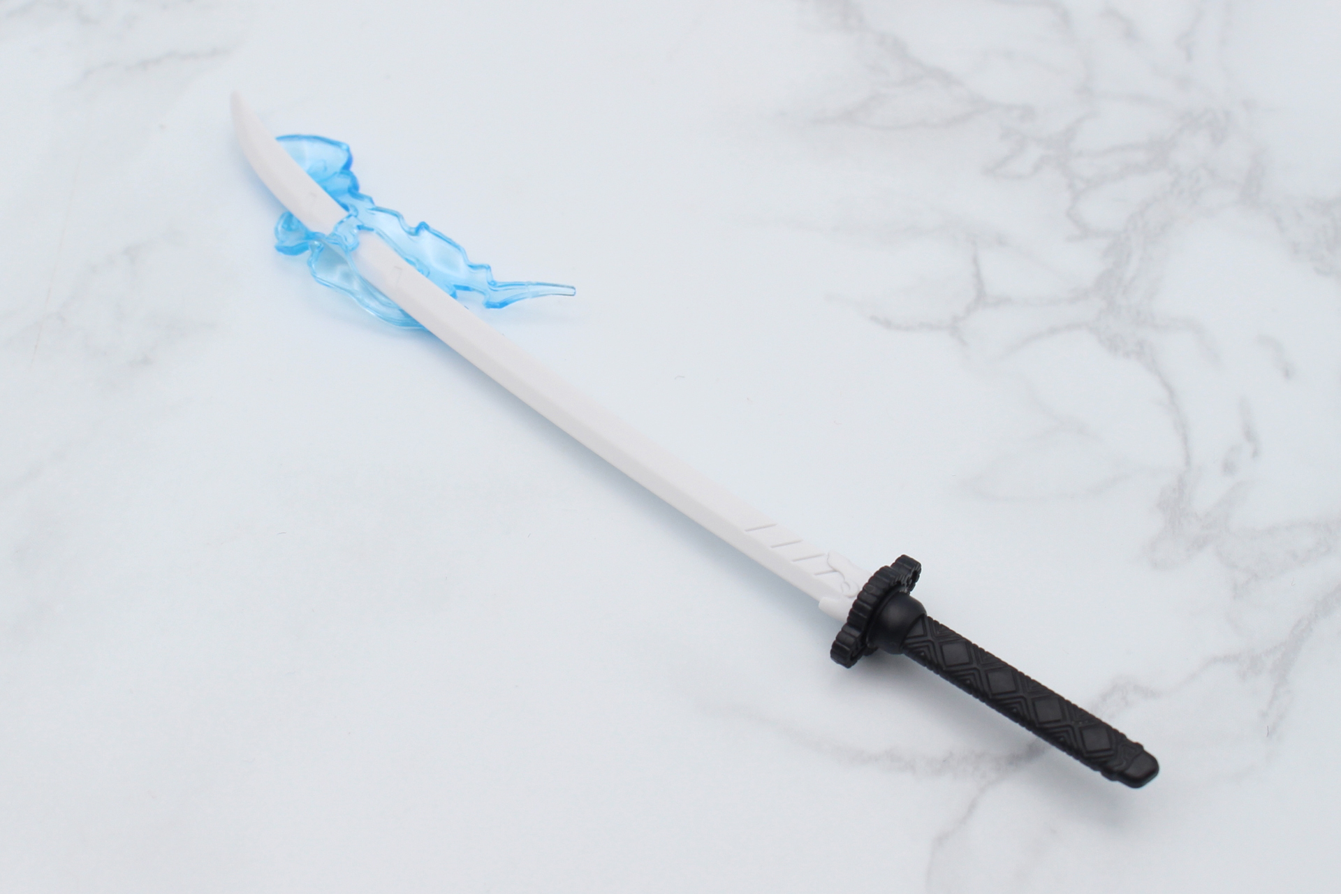 刀は3パーツ＋エフェクトパーツ。鍔は付けなくても組み立てられる