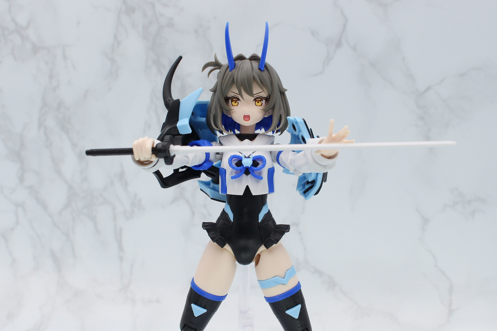 素体の可動範囲は30MS準拠なのでよく動き、武器の刀は格好いいポーズがバッチリ決まる