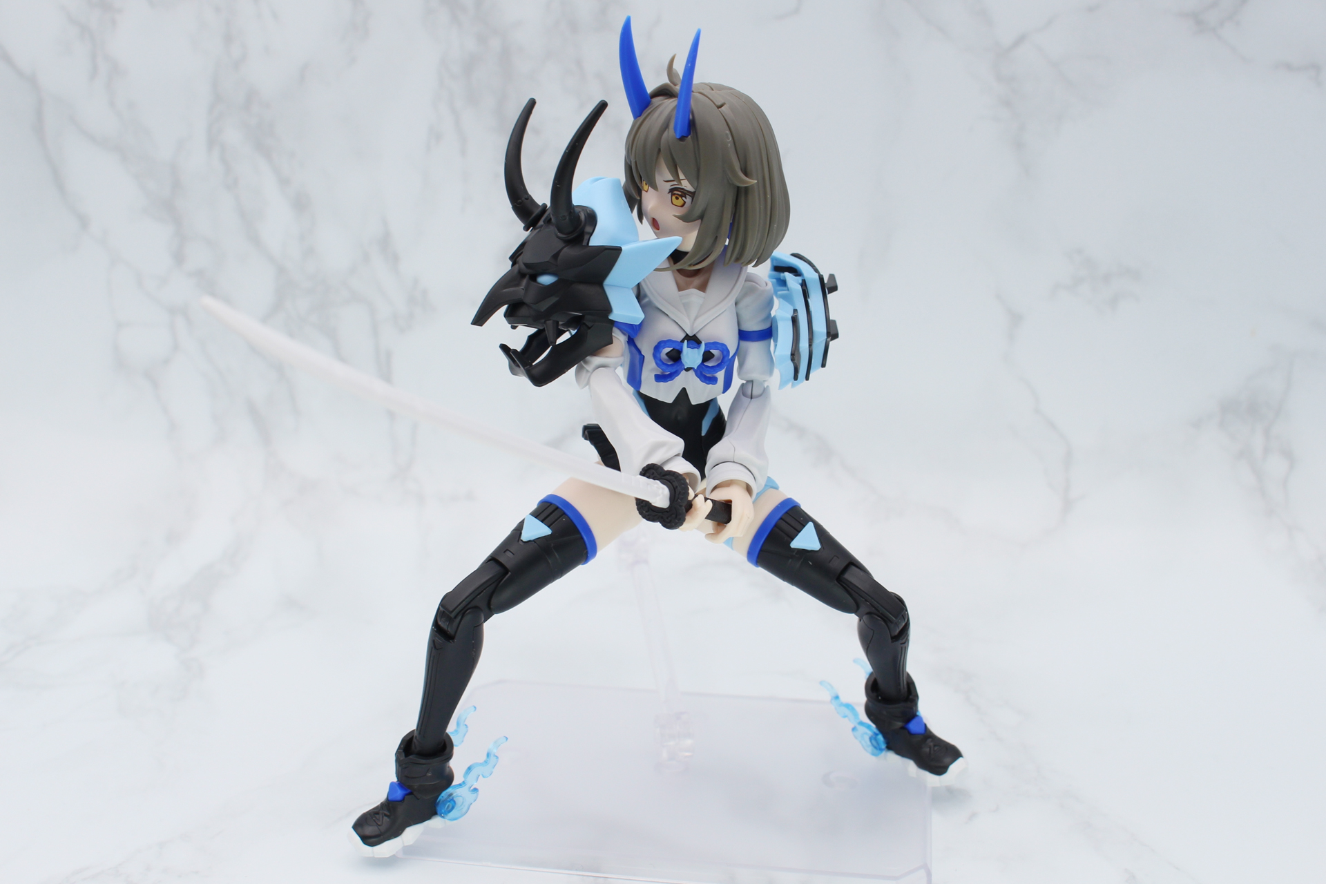 素体の可動範囲は30MS準拠なのでよく動き、武器の刀は格好いいポーズがバッチリ決まる